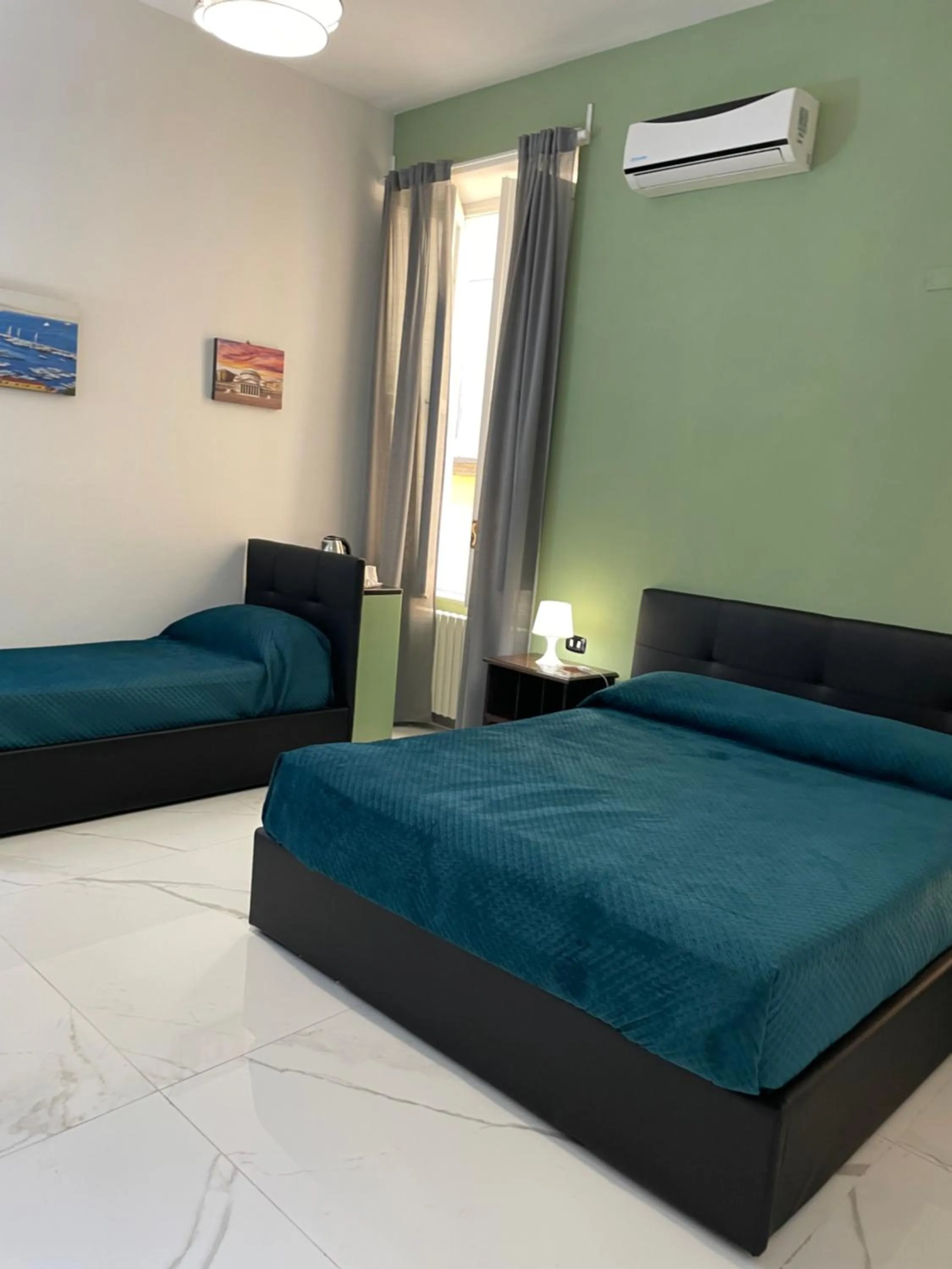 air conditioner, Bed in Dante Rooms