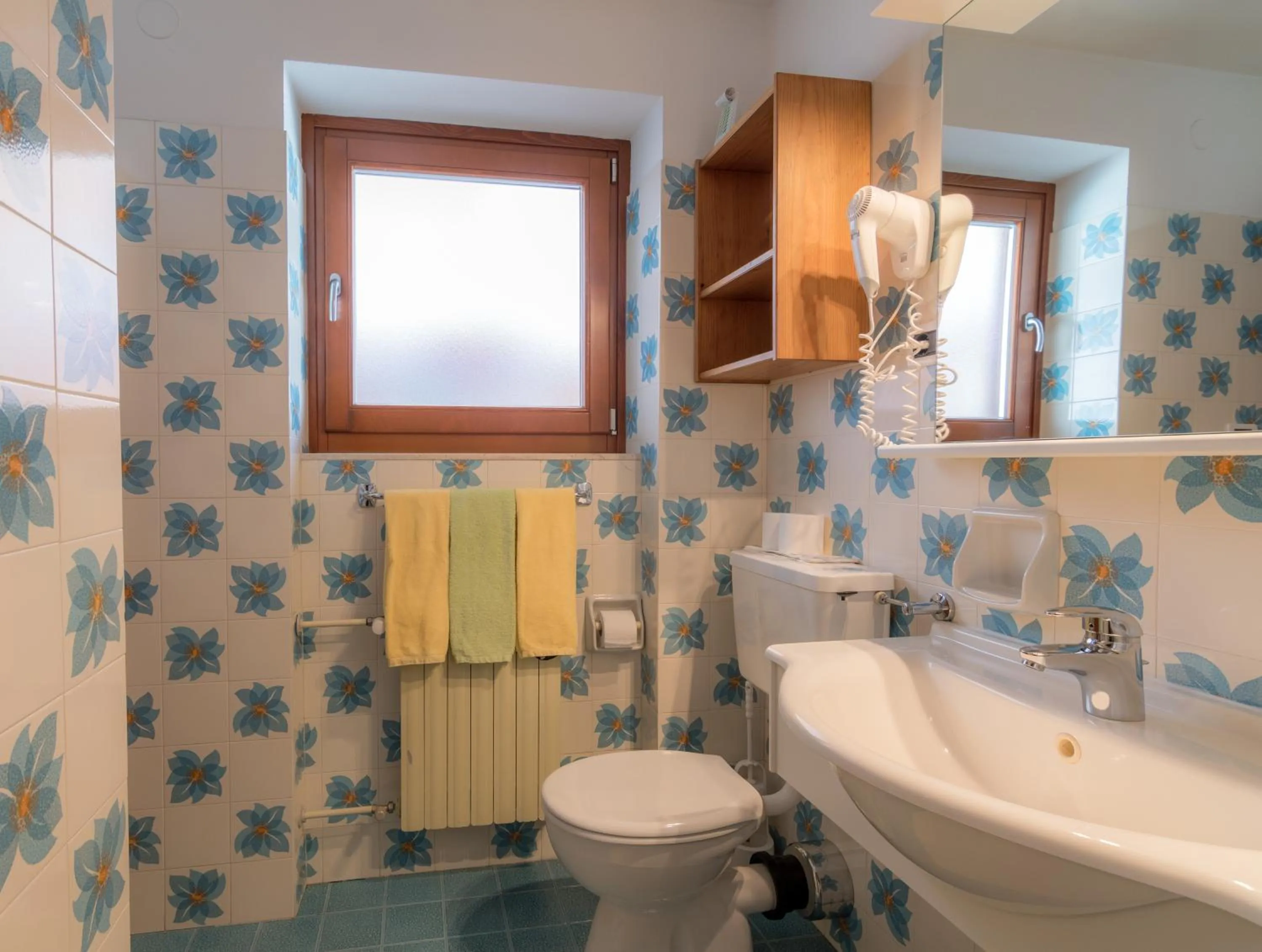 Shower in Garni La Vara