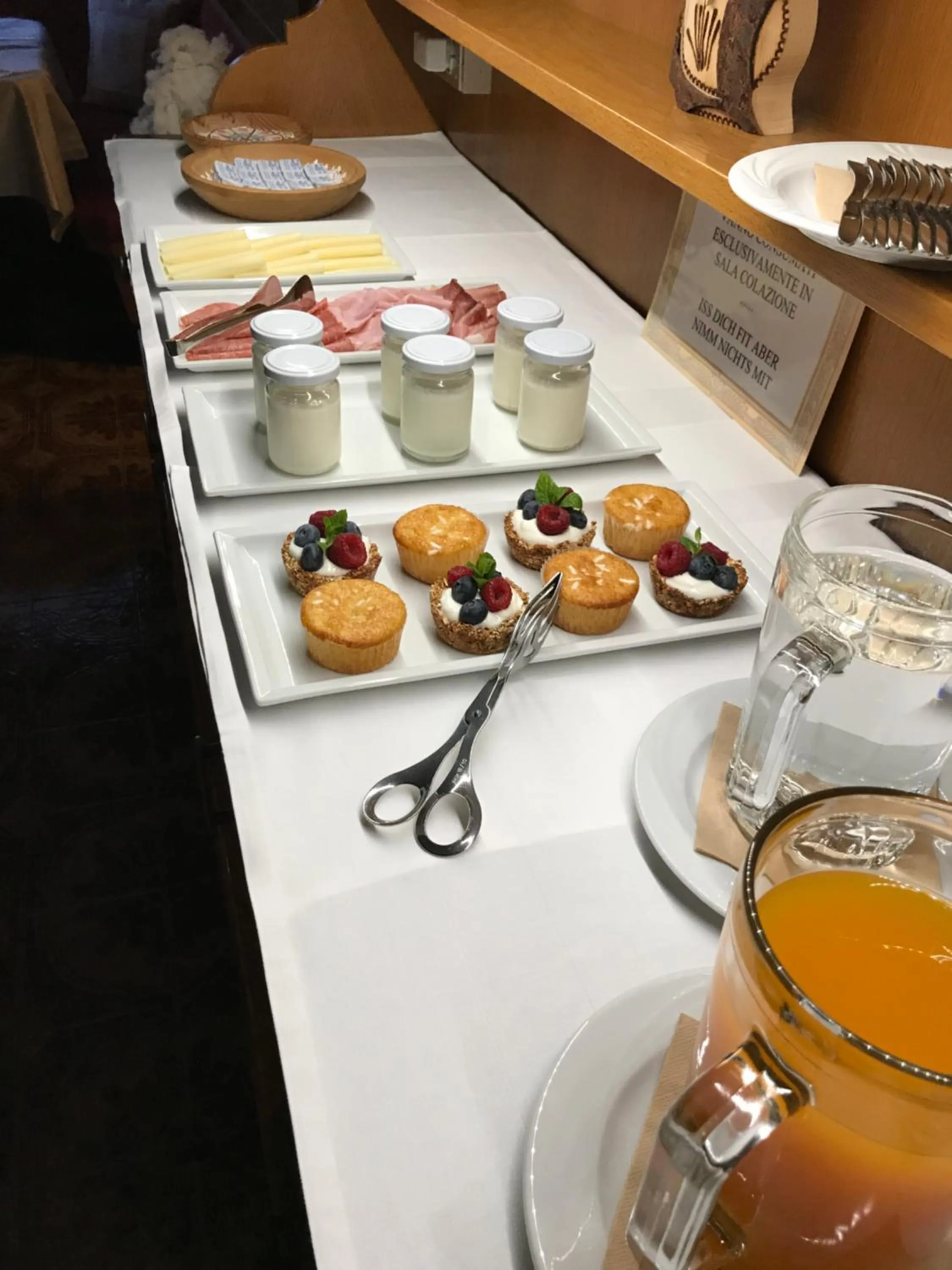 Buffet breakfast in Garni La Vara