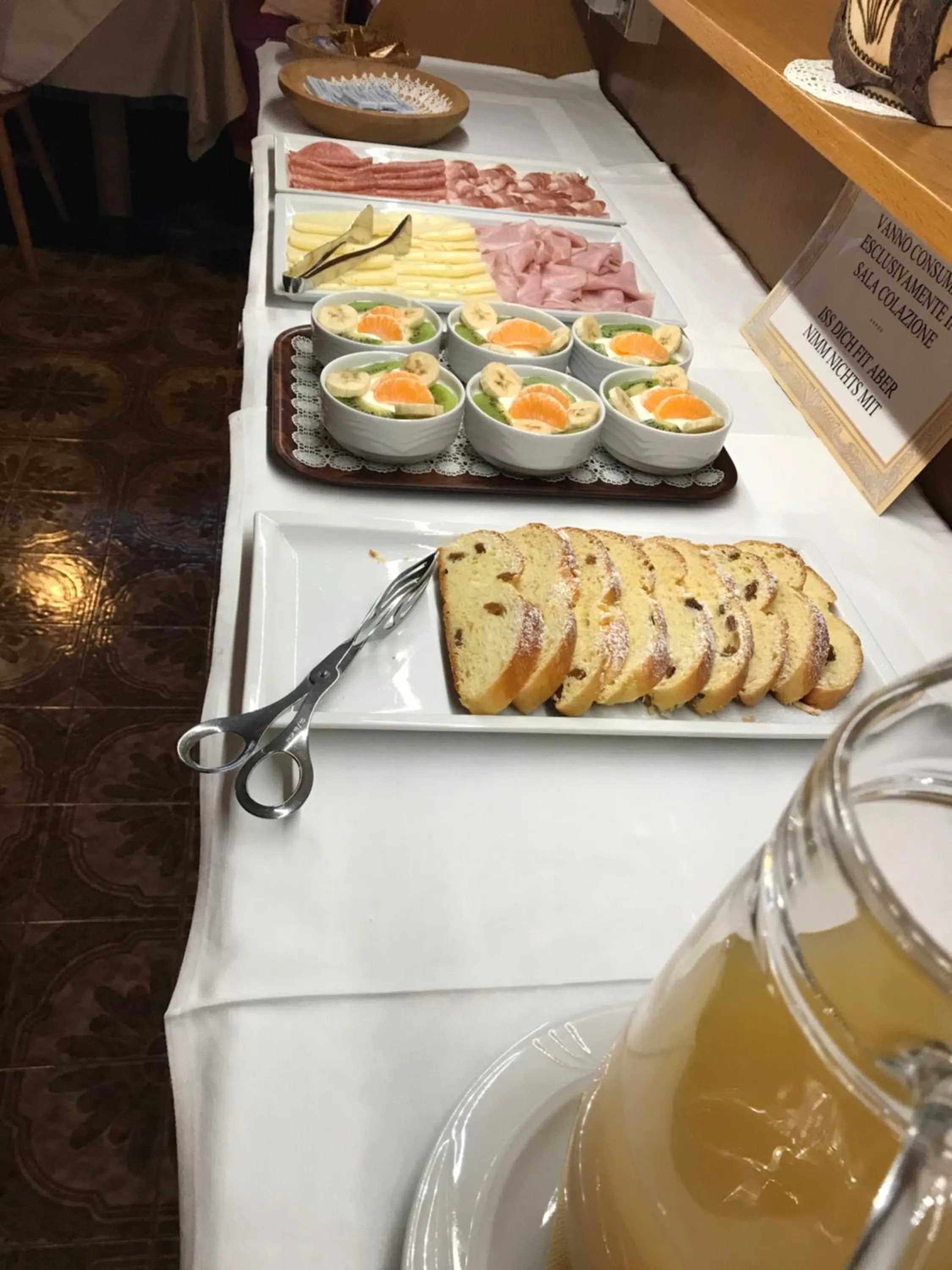 Buffet breakfast in Garni La Vara