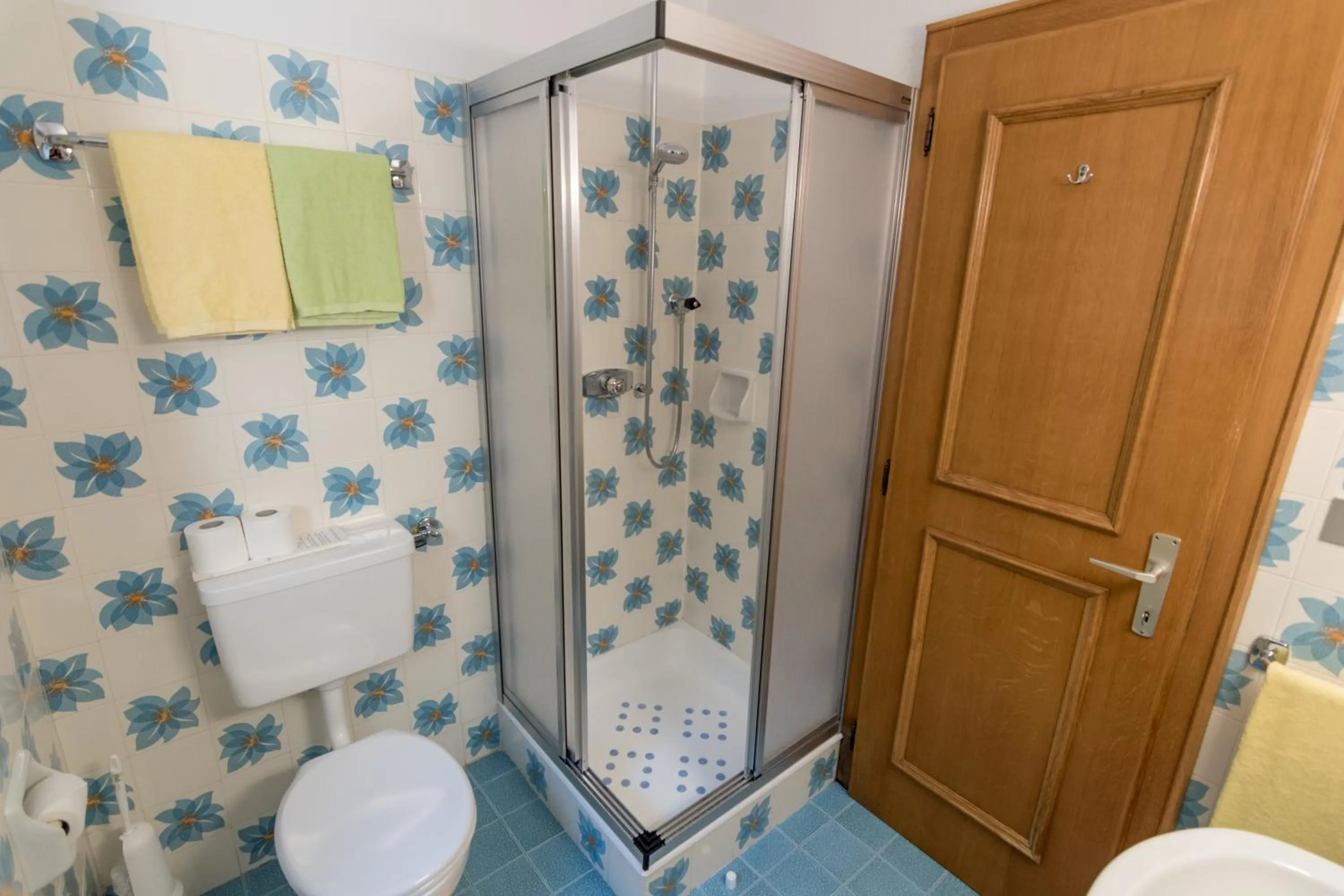 Shower in Garni La Vara