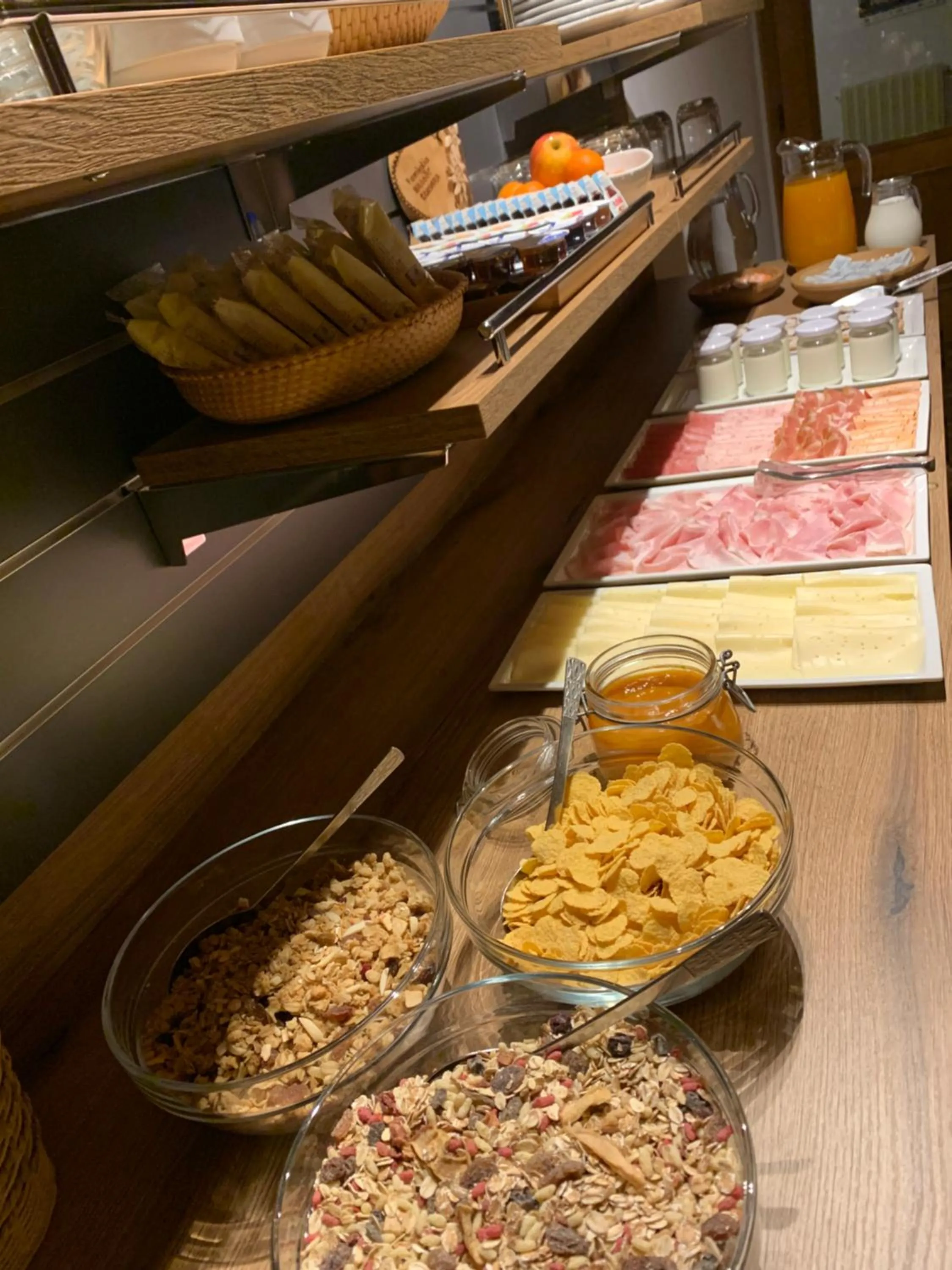 Food and drinks in Garni La Vara