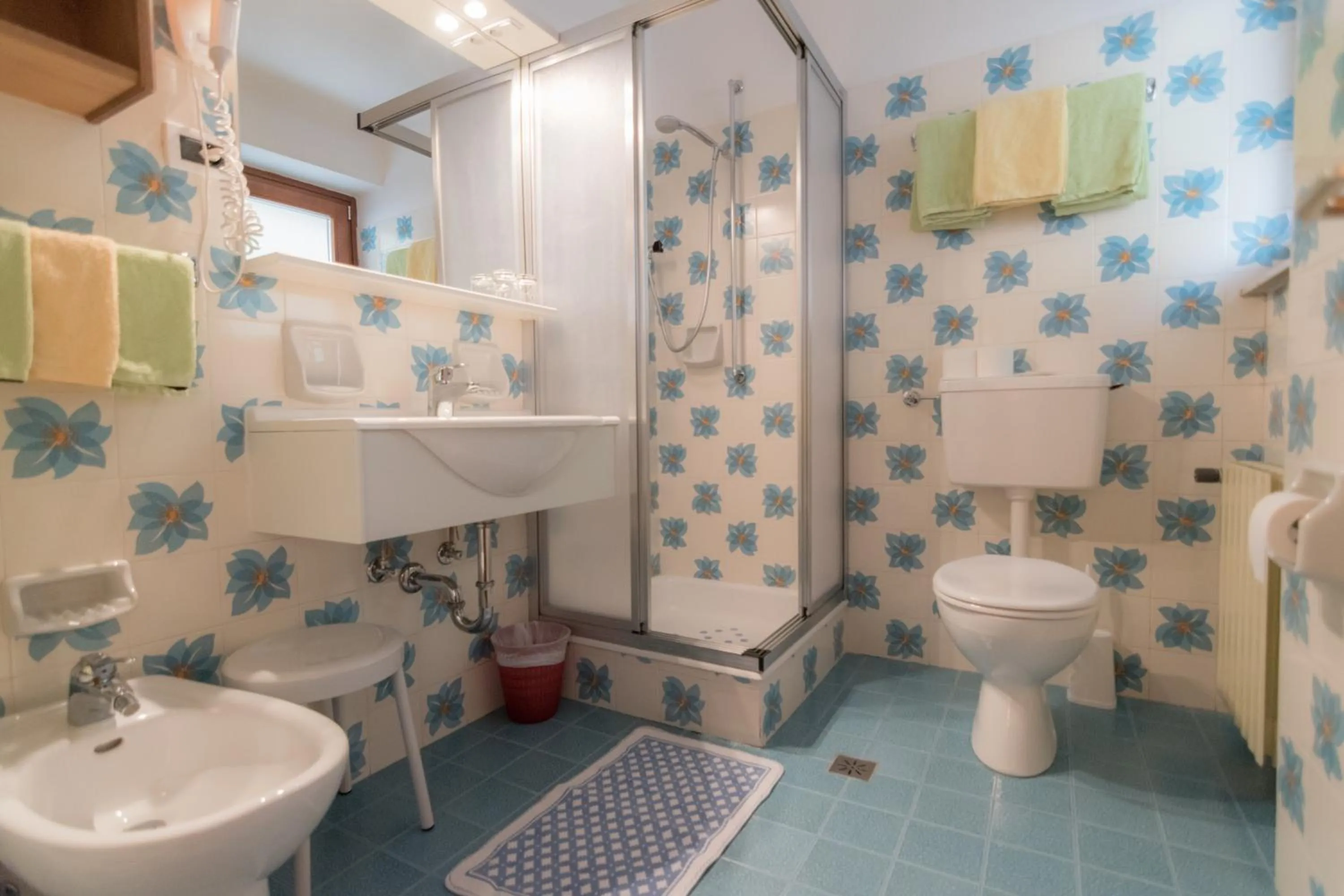 Shower in Garni La Vara