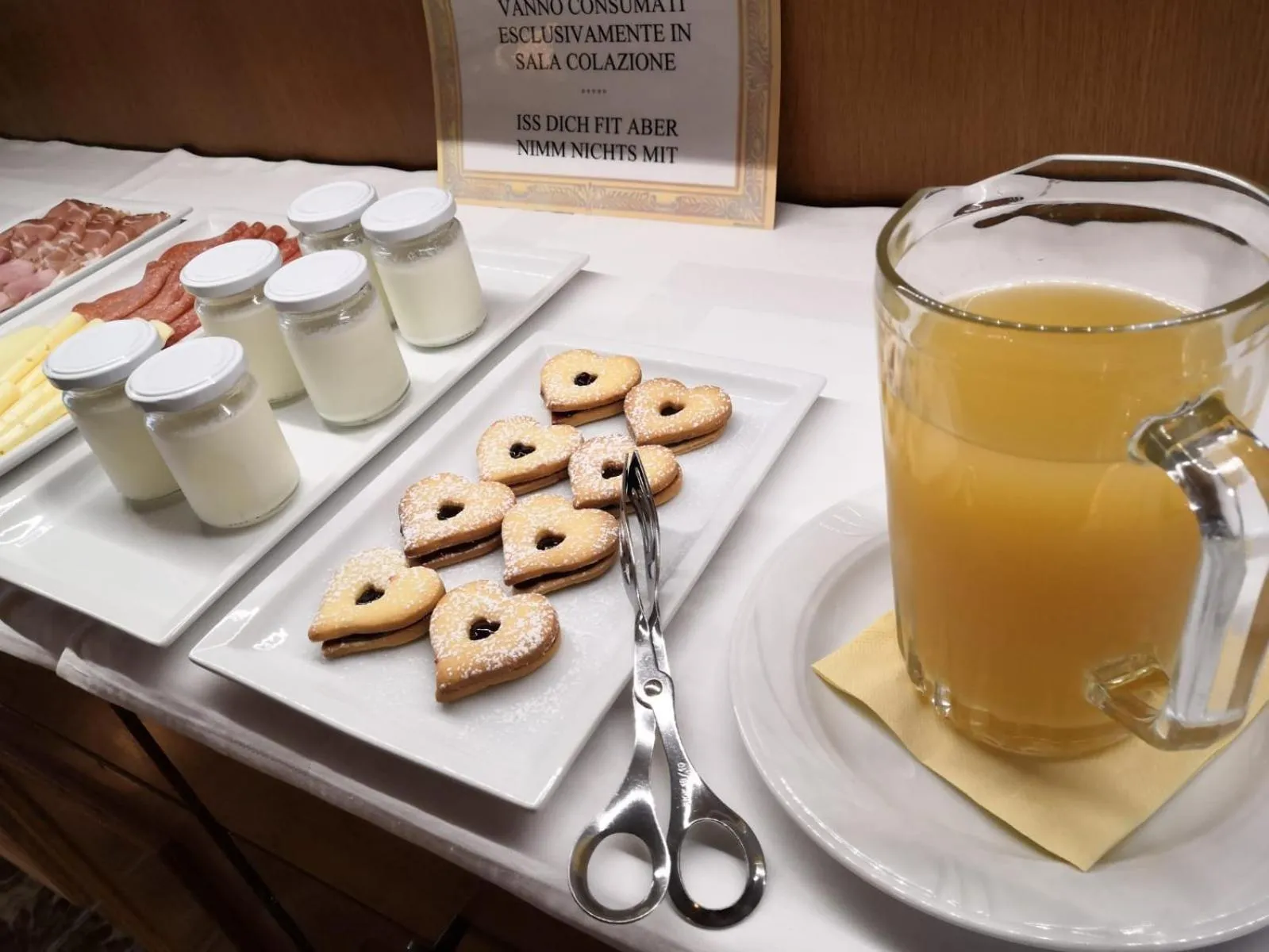 Buffet breakfast in Garni La Vara