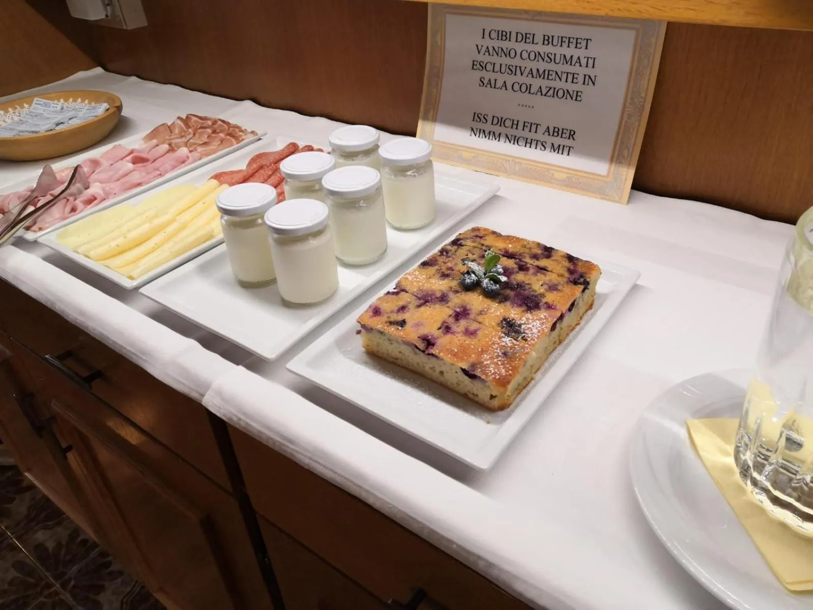 Buffet breakfast in Garni La Vara