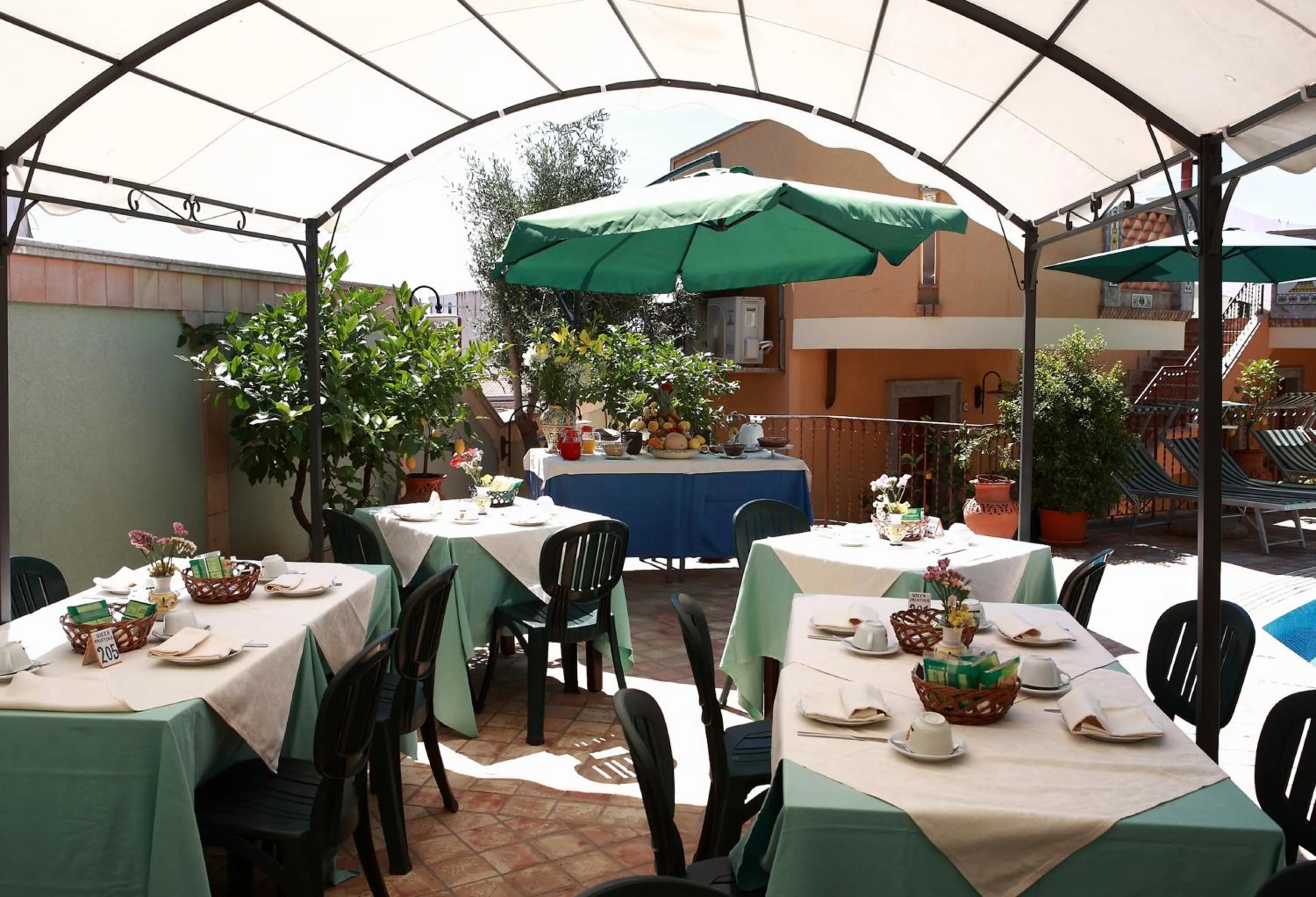 Breakfast in Villa Cristina