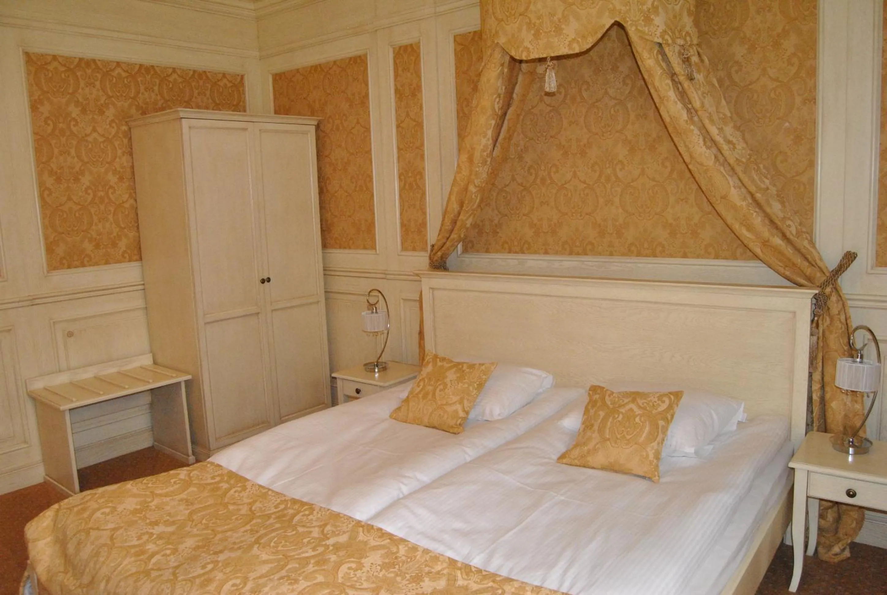 Photo of the whole room, Bed in Villa Anna