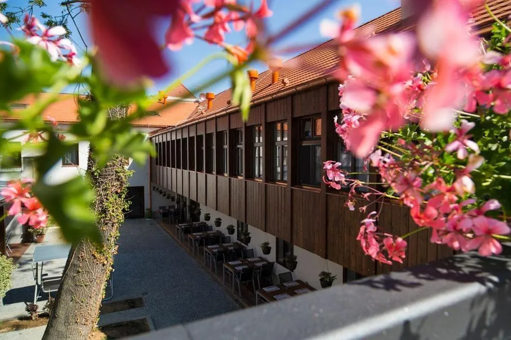 Facade/entrance in Hotel Restaurant Darwin