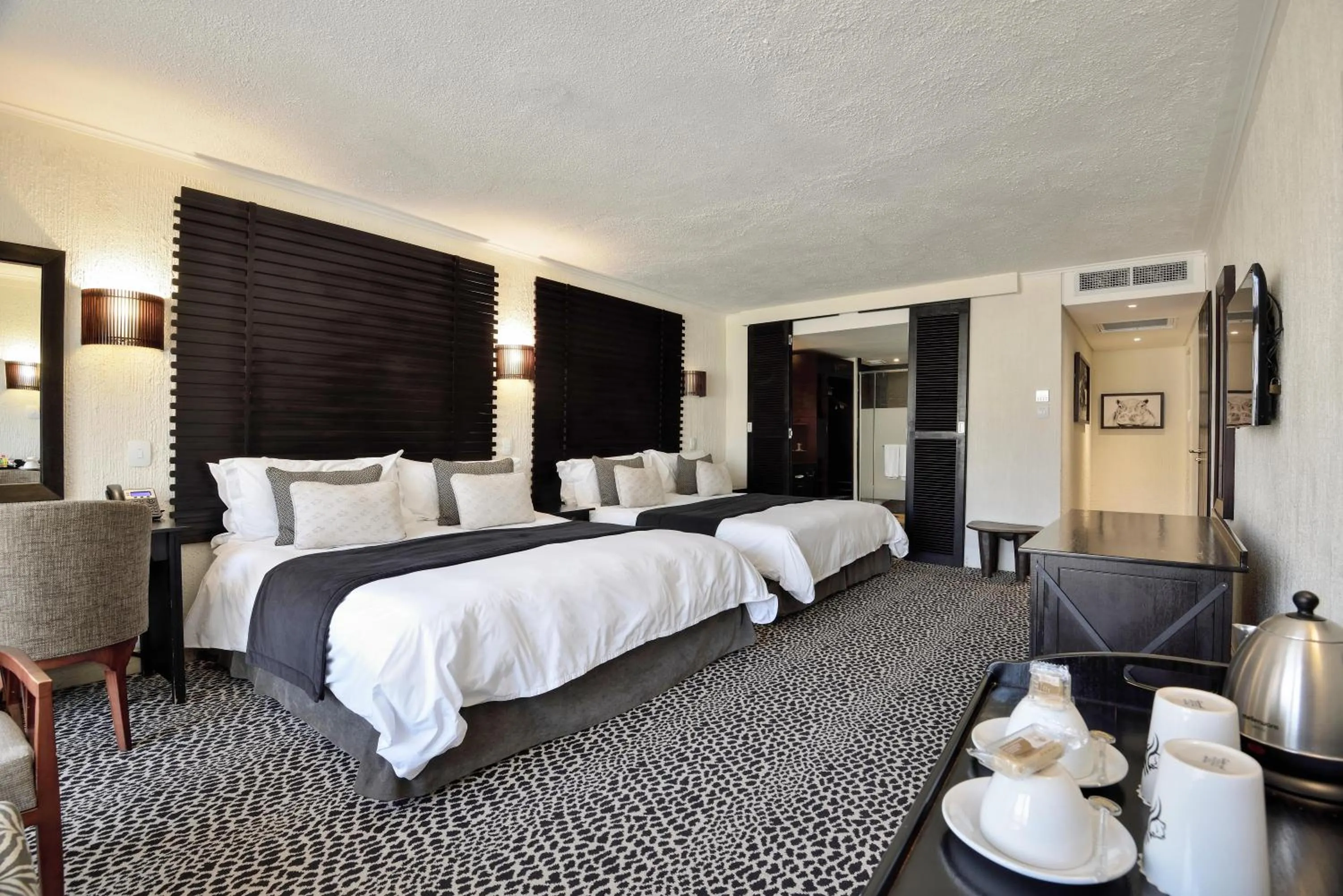 Photo of the whole room, Bed in Bakubung Bush Lodge