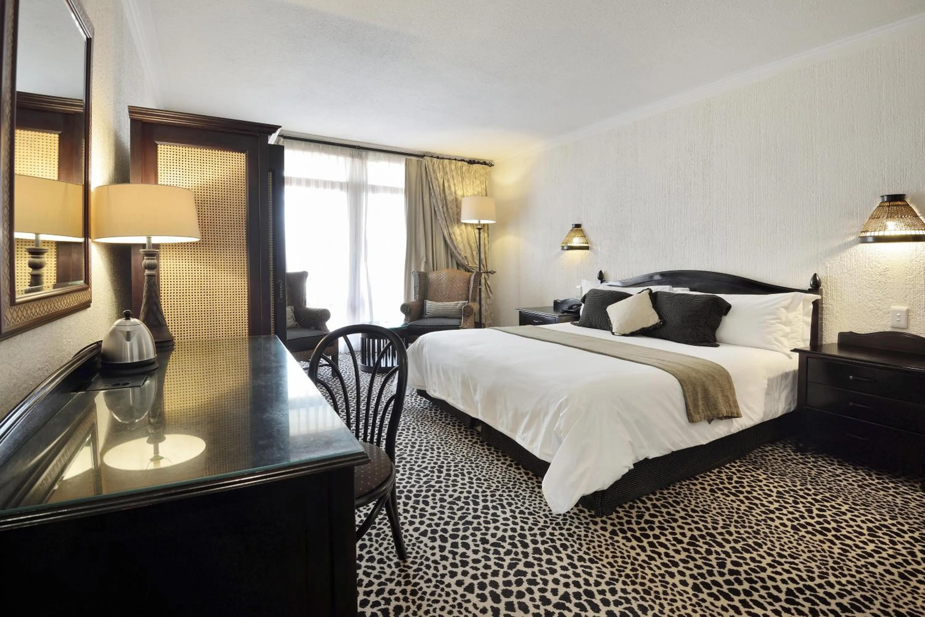 Photo of the whole room, Bed in Bakubung Bush Lodge