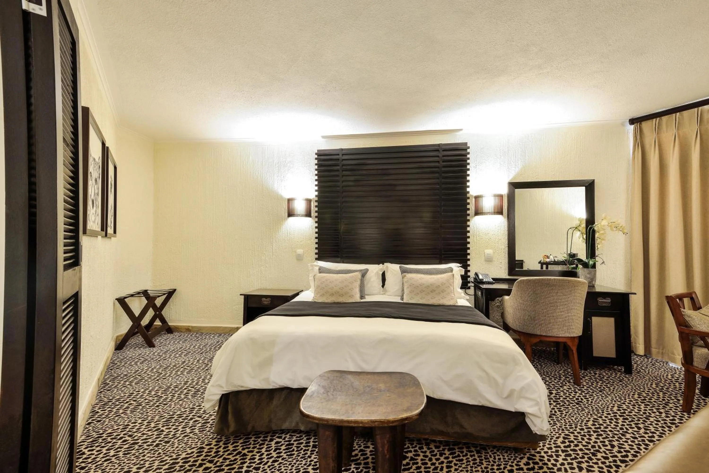 Photo of the whole room, Bed in Bakubung Bush Lodge