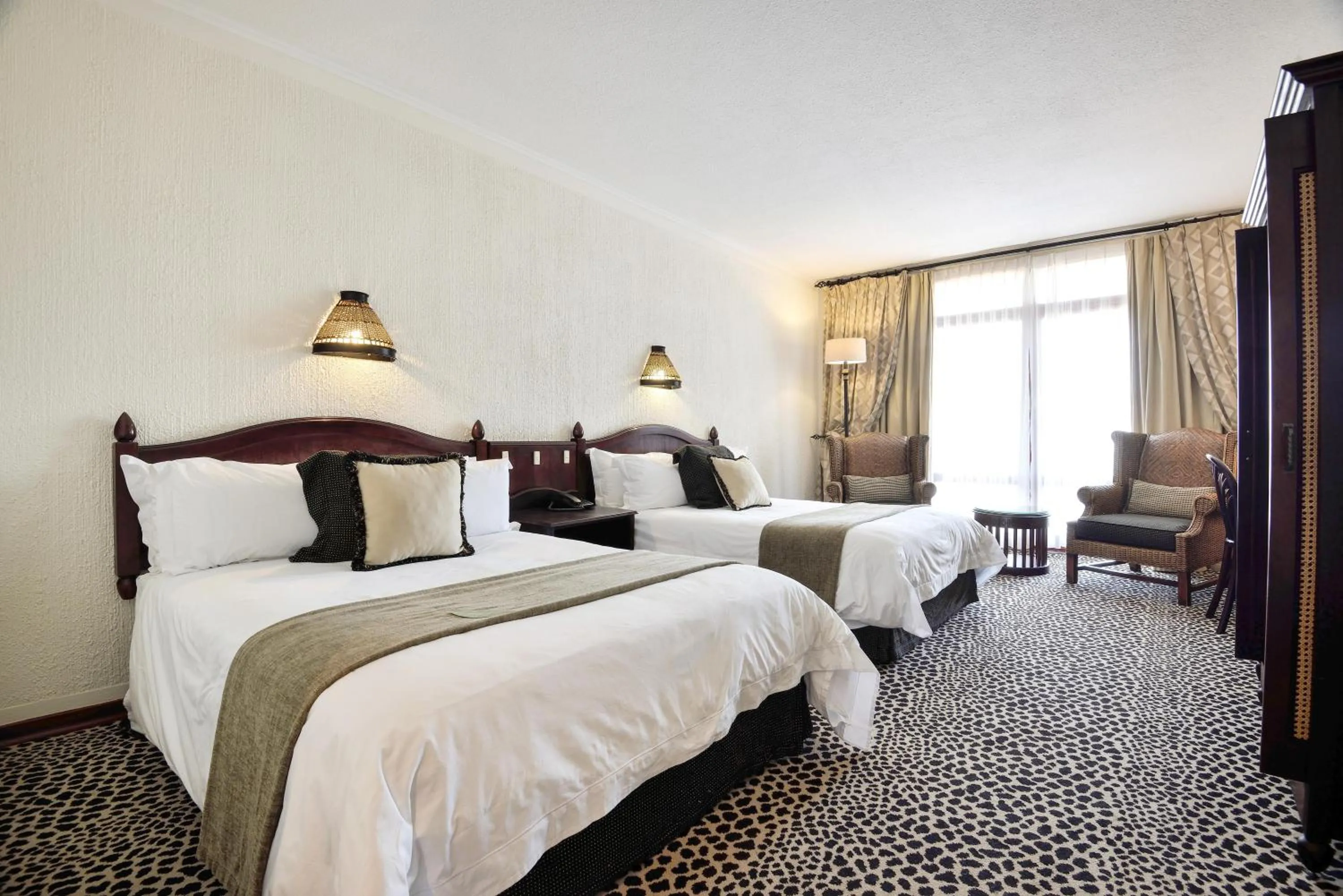 Photo of the whole room, Bed in Bakubung Bush Lodge