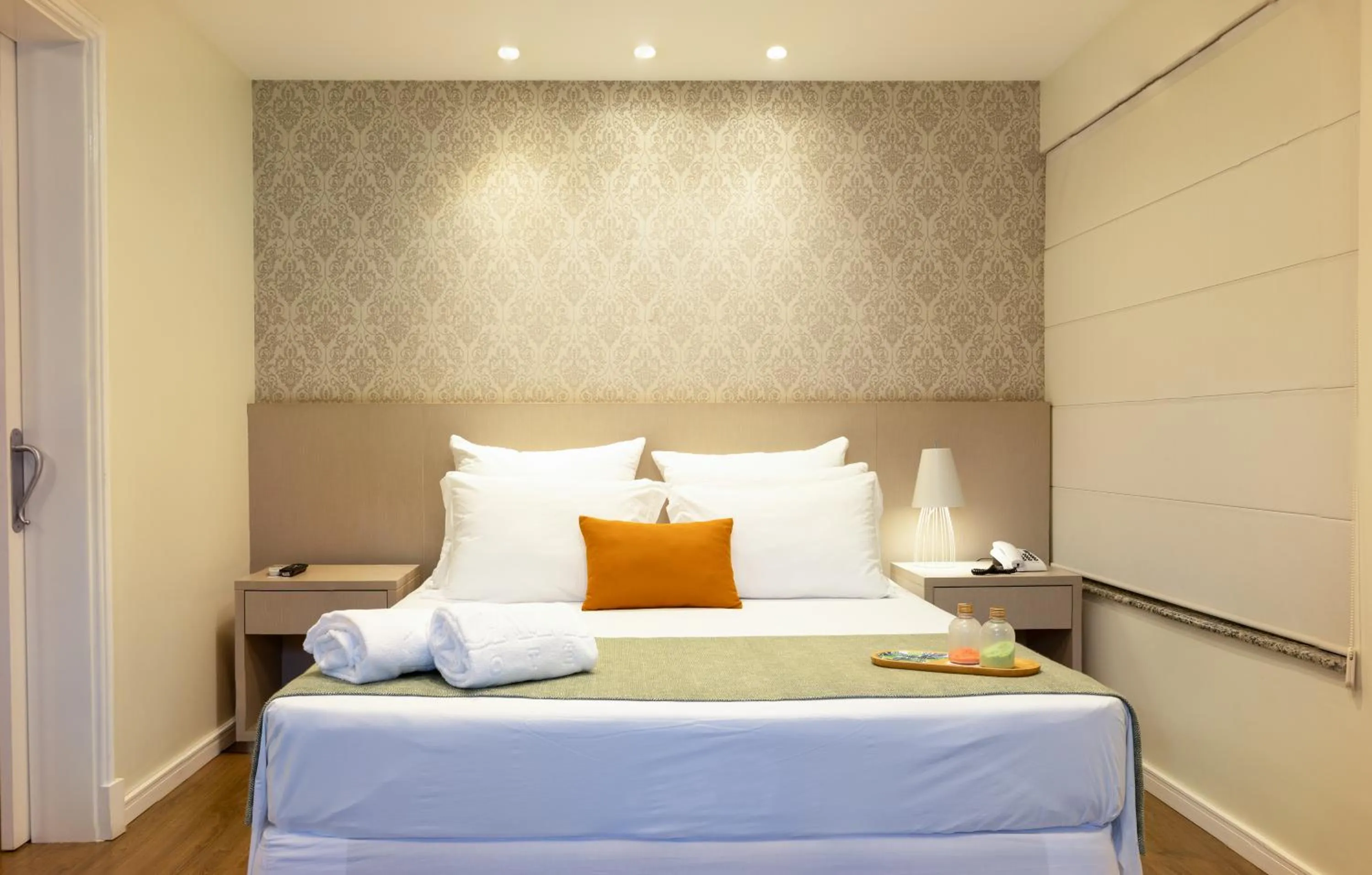 Property building, Bed in Caitá Hotéis