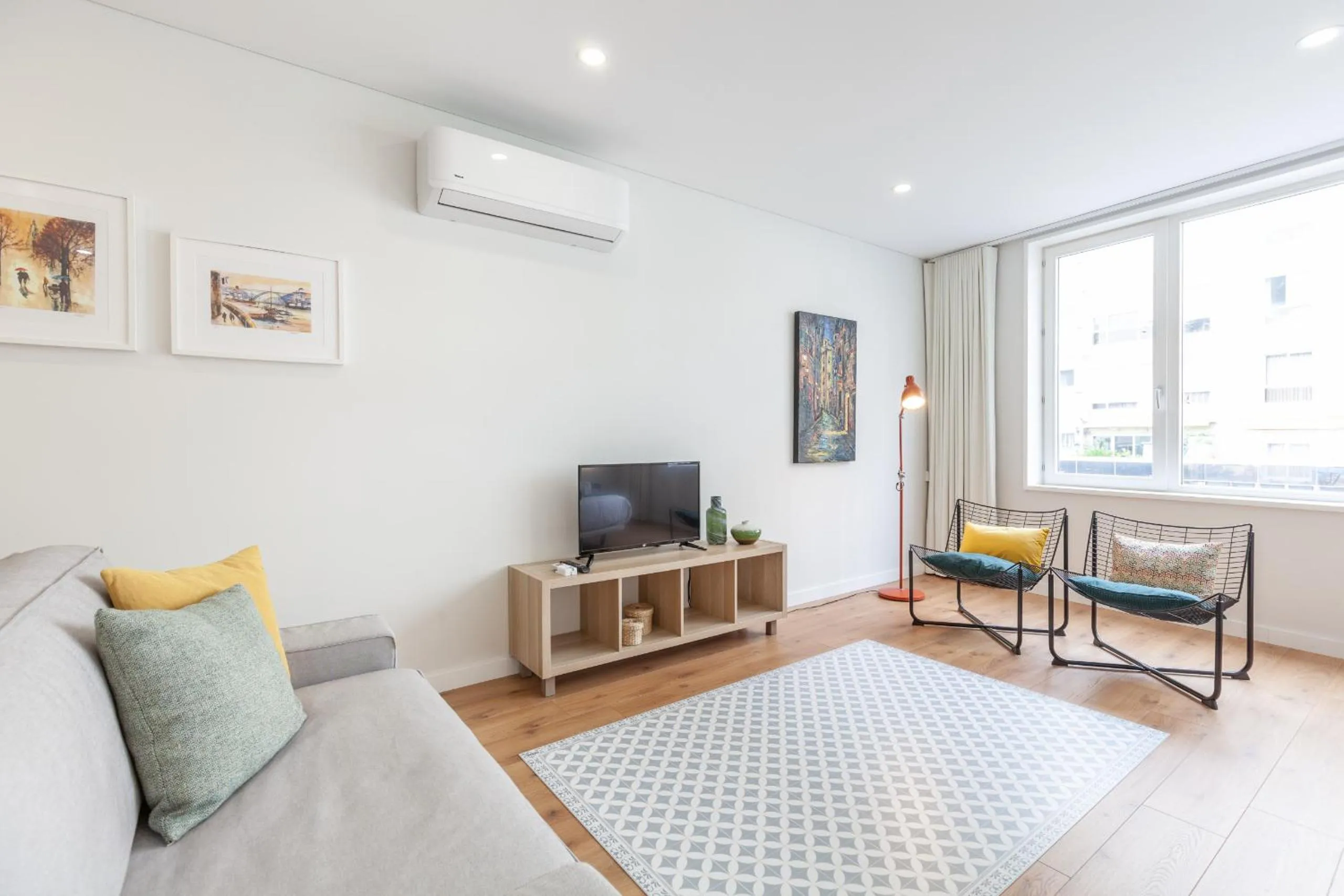 Communal lounge/ TV room in Oporto Palace Apartments