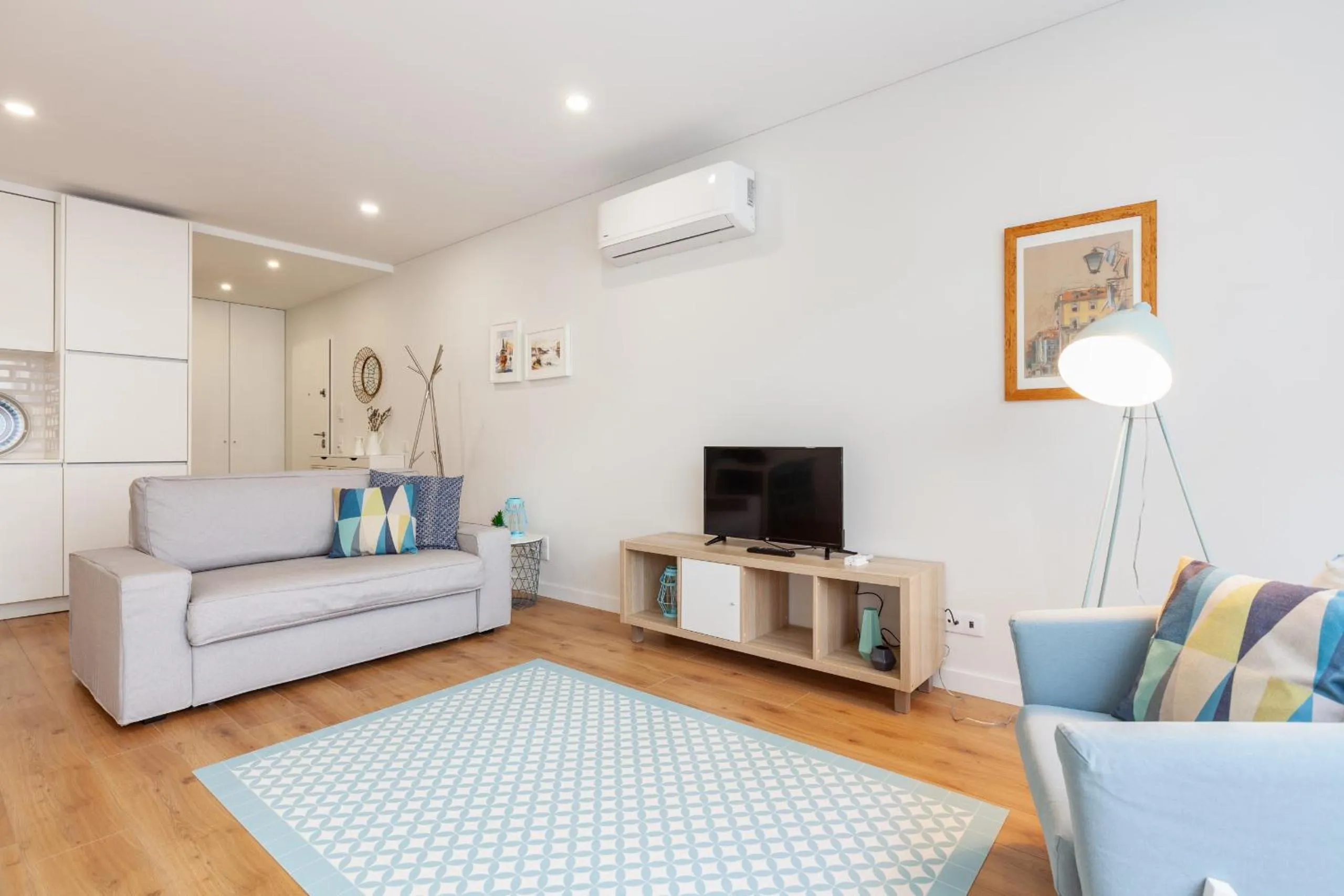 Communal lounge/ TV room in Oporto Palace Apartments