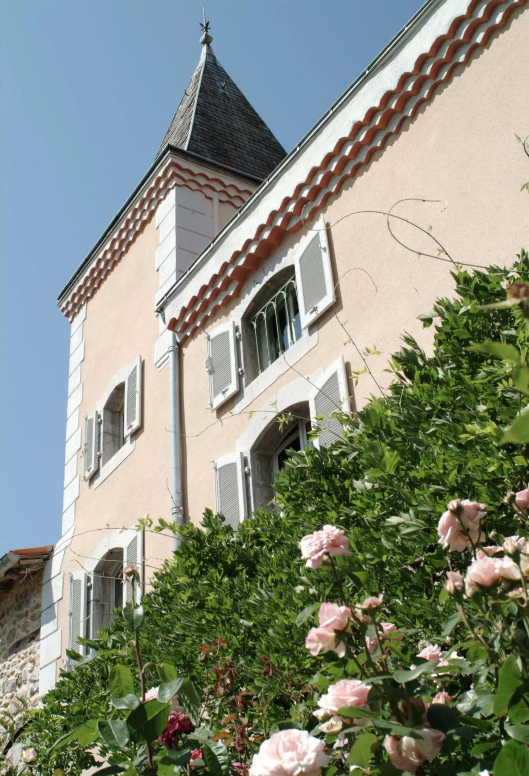 Property building in Hotel Logis - Chateau de Beauregard