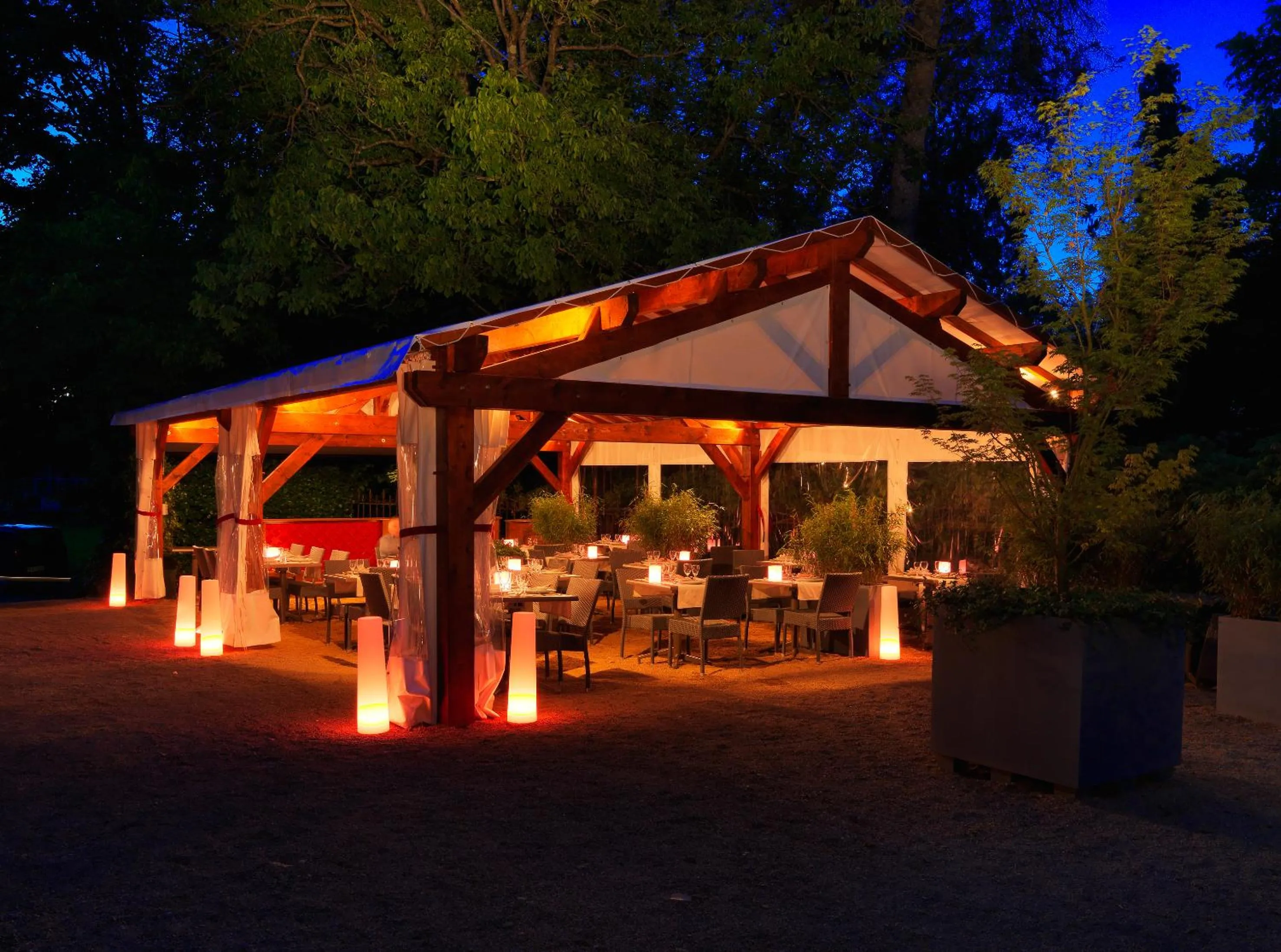 Patio in Hotel Logis - Chateau de Beauregard
