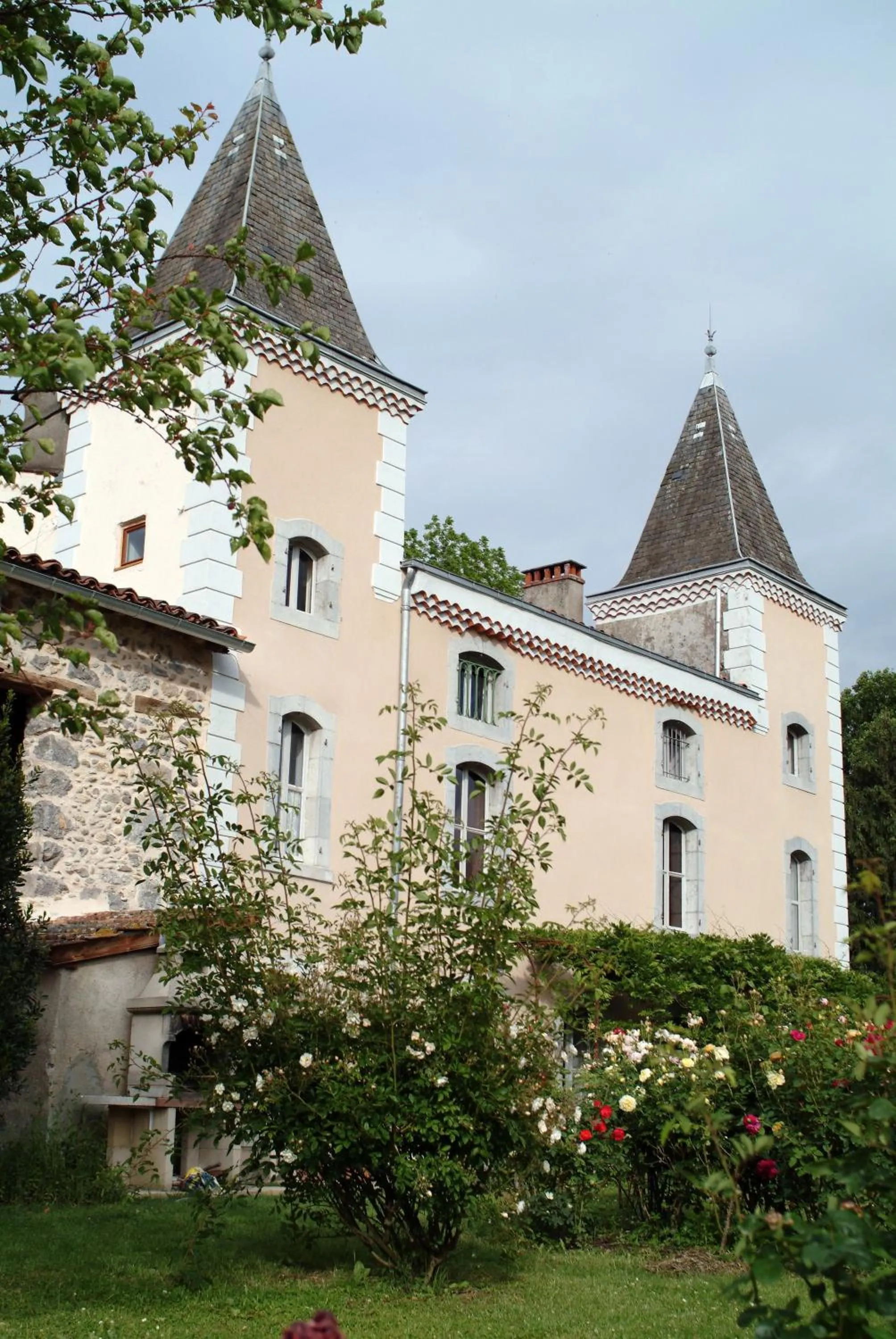 Property building in Hotel Logis - Chateau de Beauregard