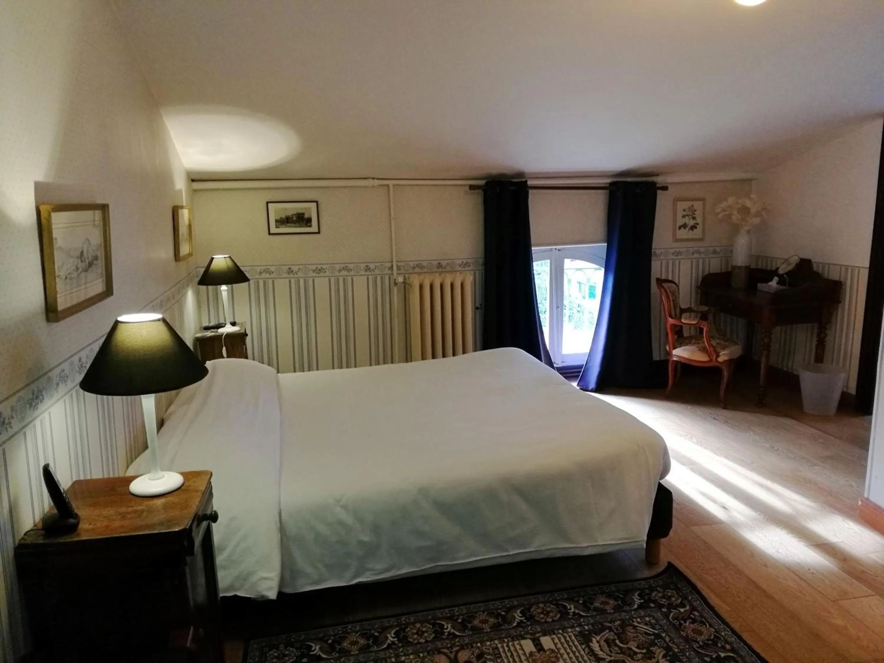 Bed in Hotel Logis - Chateau de Beauregard