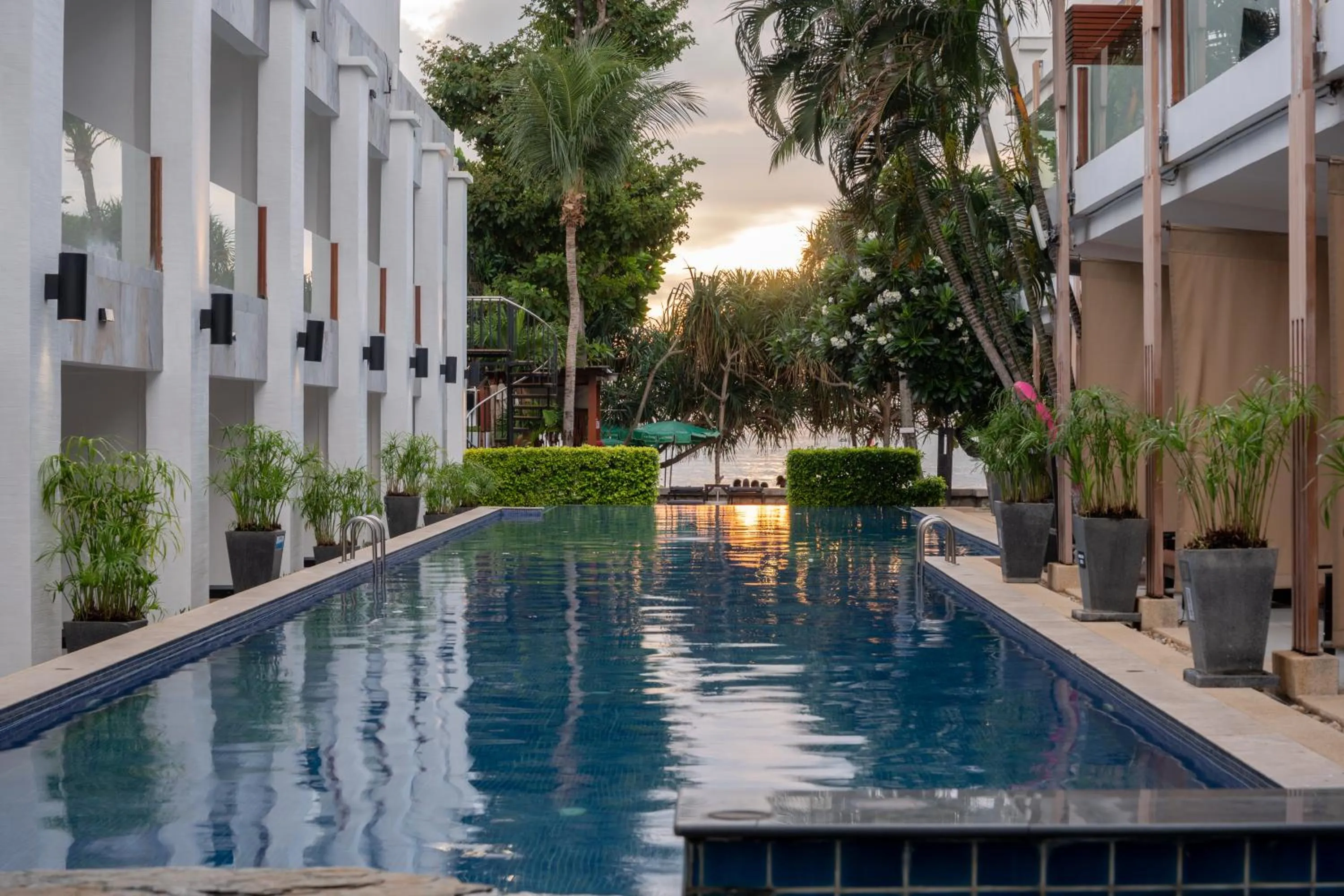 Swimming pool in La Flora Resort Patong