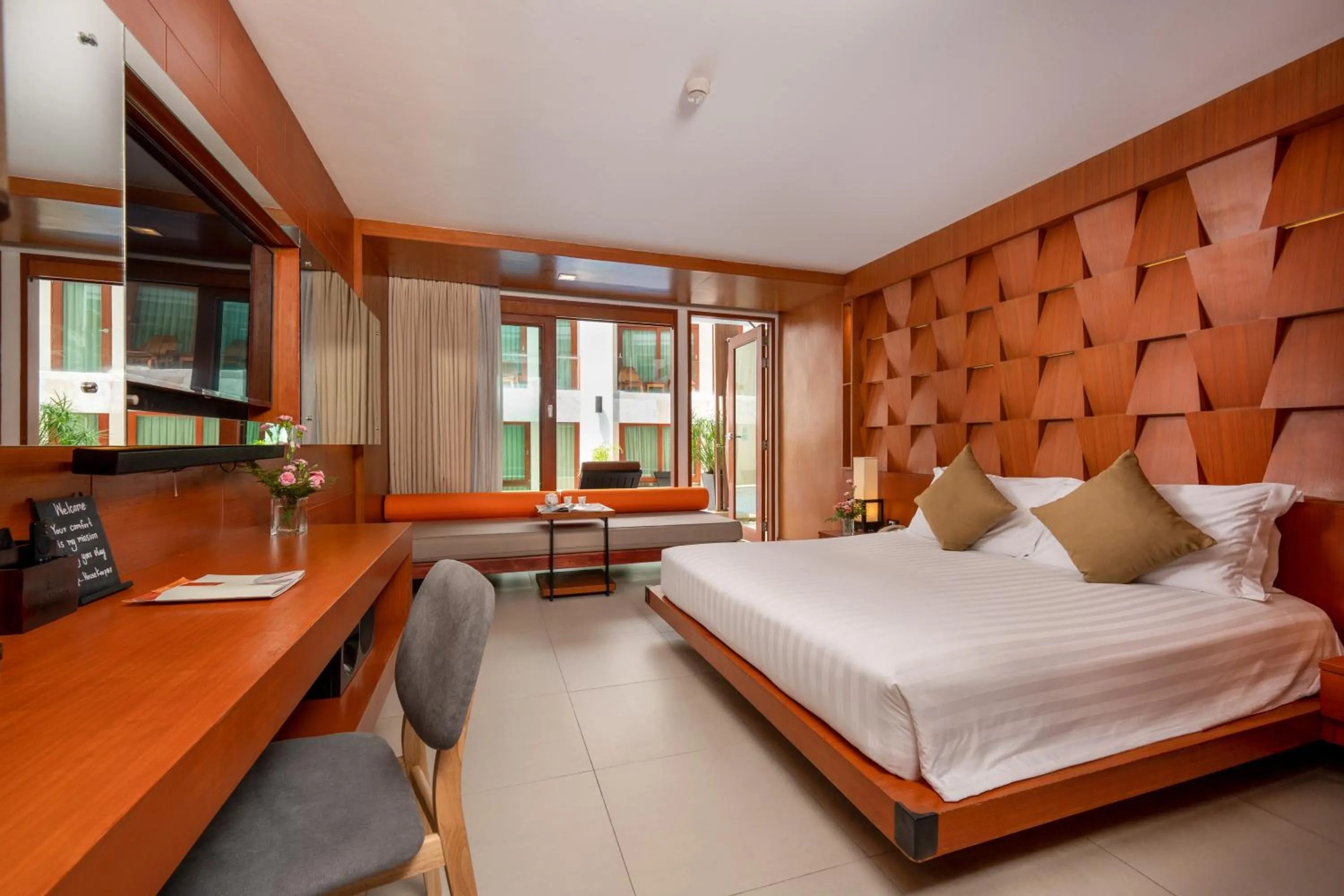 Bedroom, Bed in La Flora Resort Patong