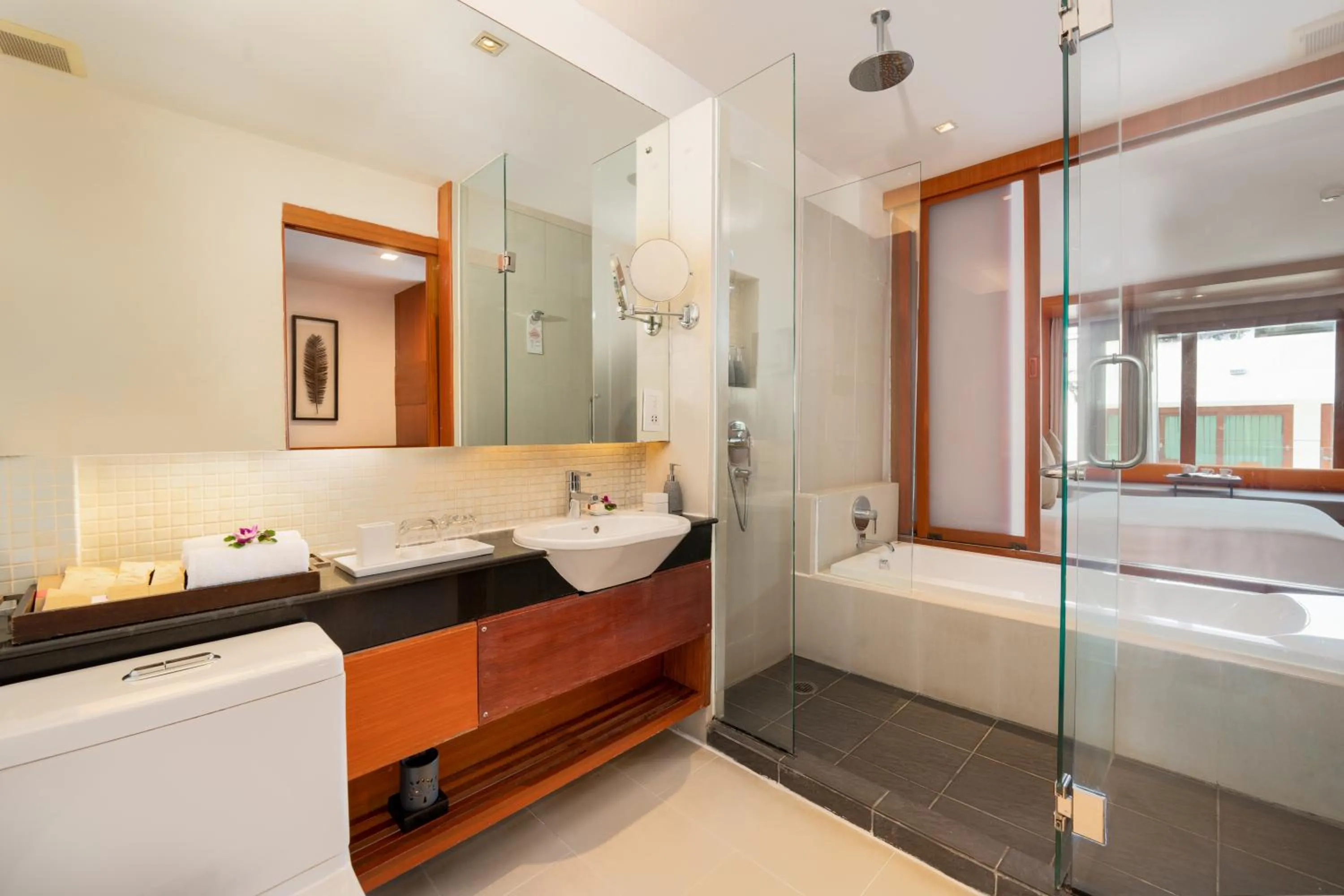 Bathroom, Bed in La Flora Resort Patong