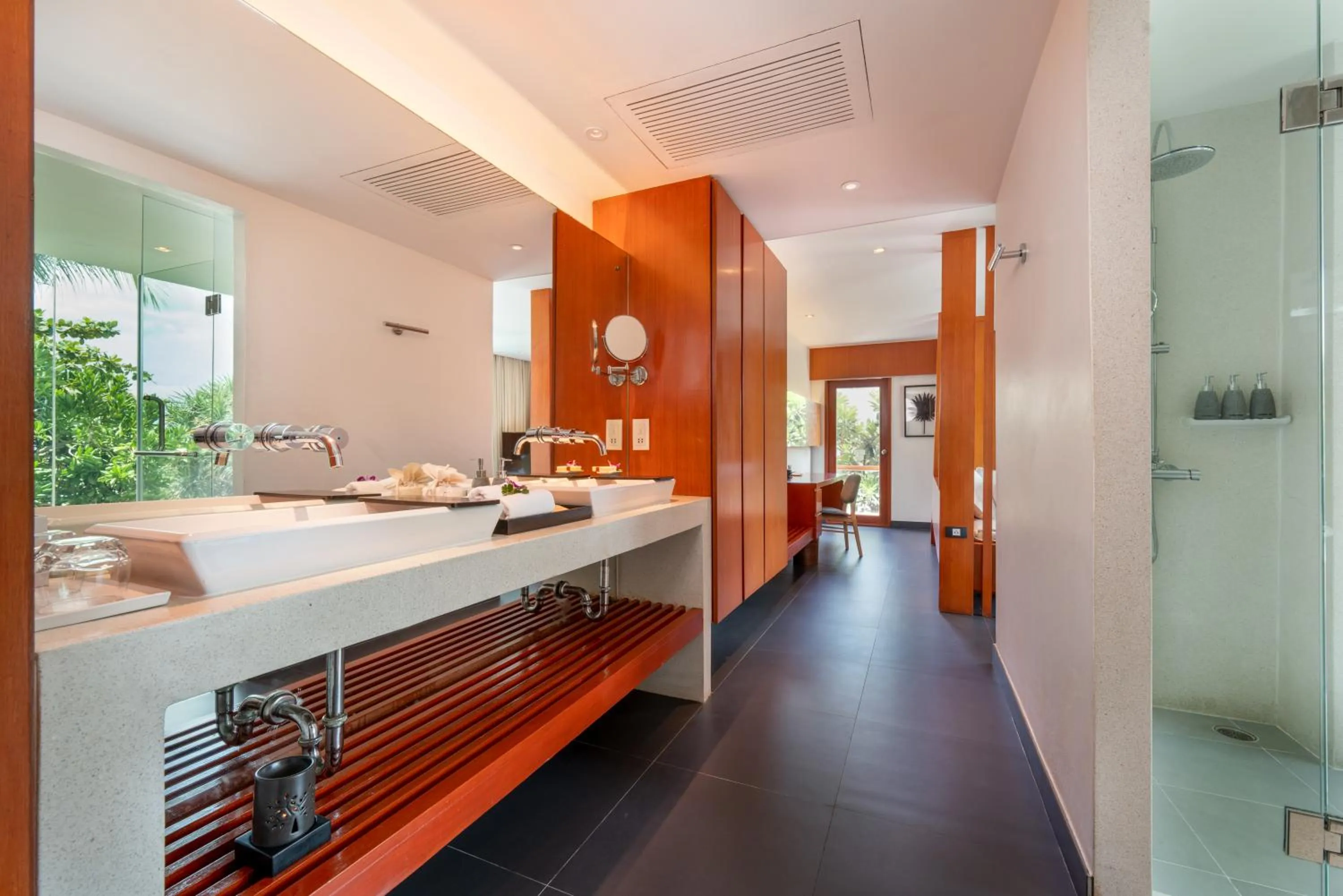 Bathroom in La Flora Resort Patong