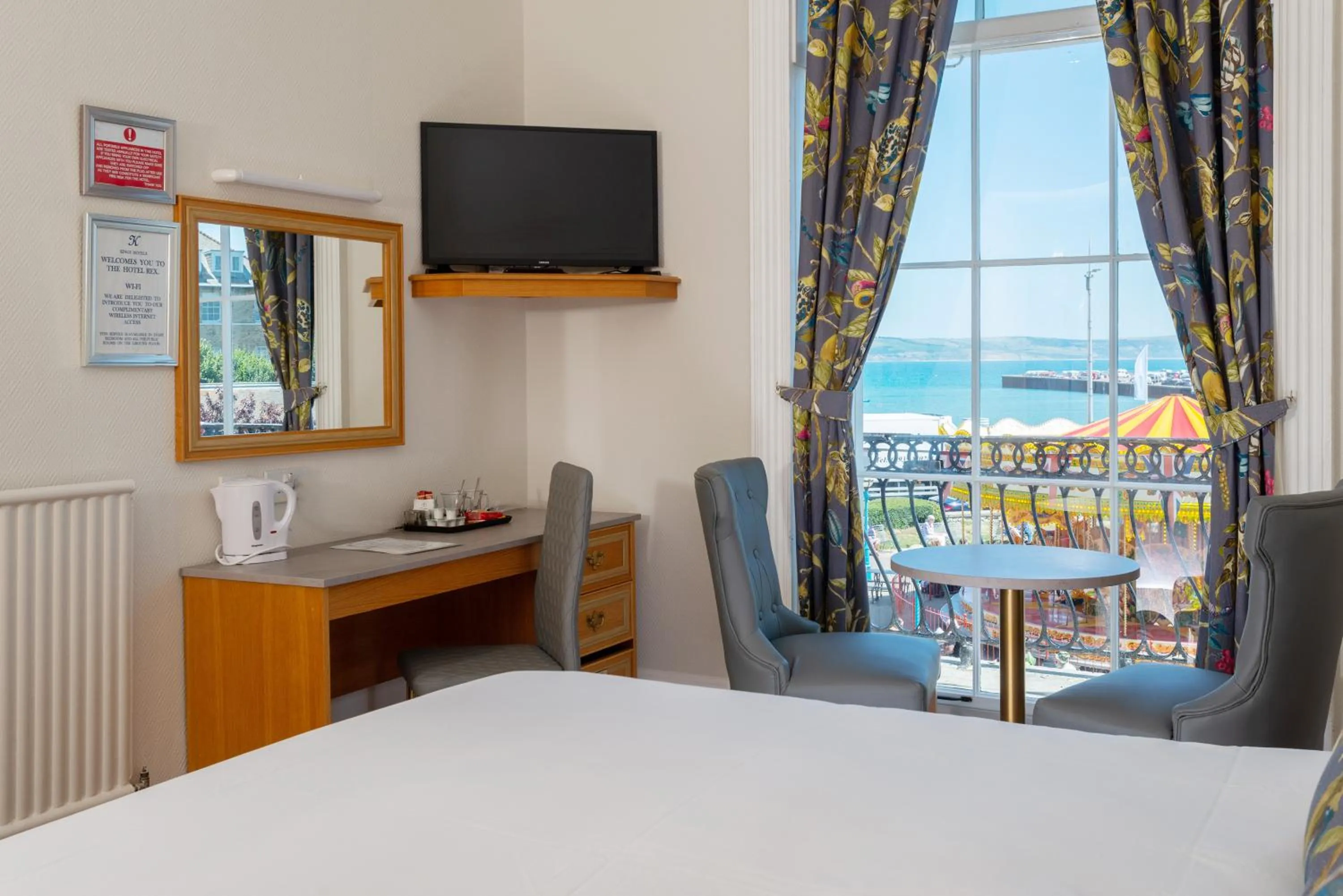 Bedroom, Bed in Hotel Rex