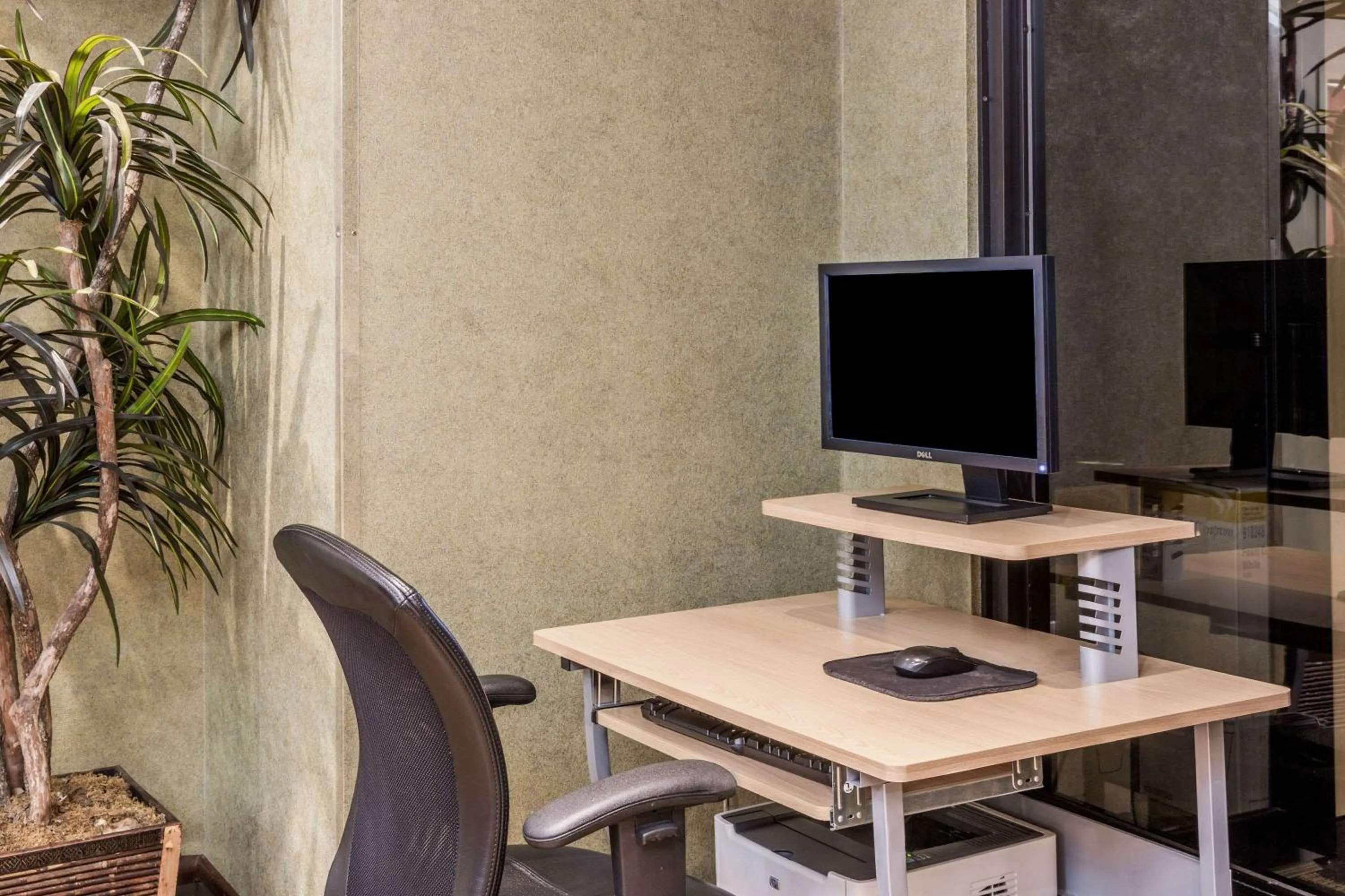 On site, TV/Entertainment Center in Ramada by Wyndham Yonkers