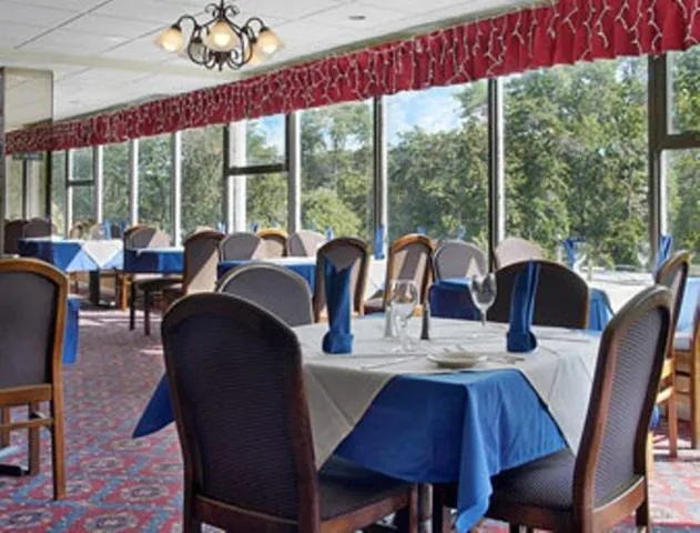 Restaurant/Places to Eat in Ramada by Wyndham Yonkers