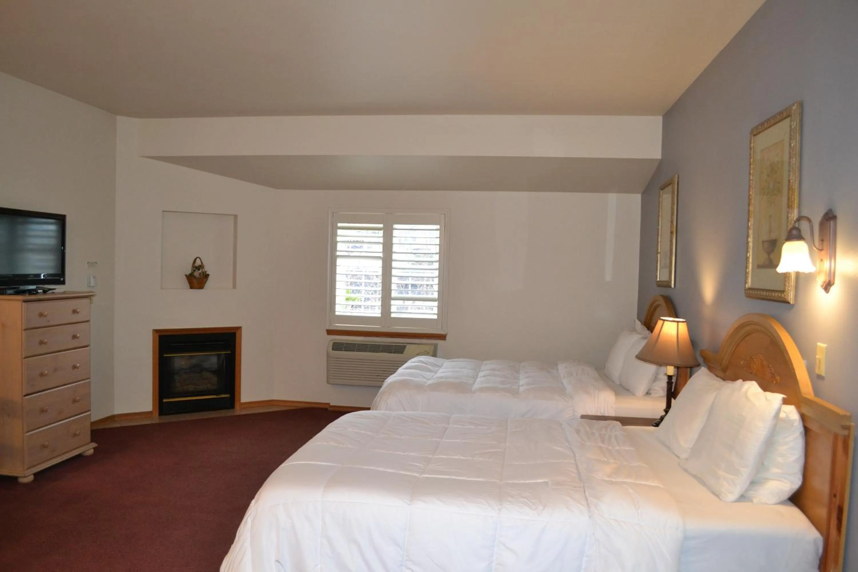 Bed in Anaco Bay Inn