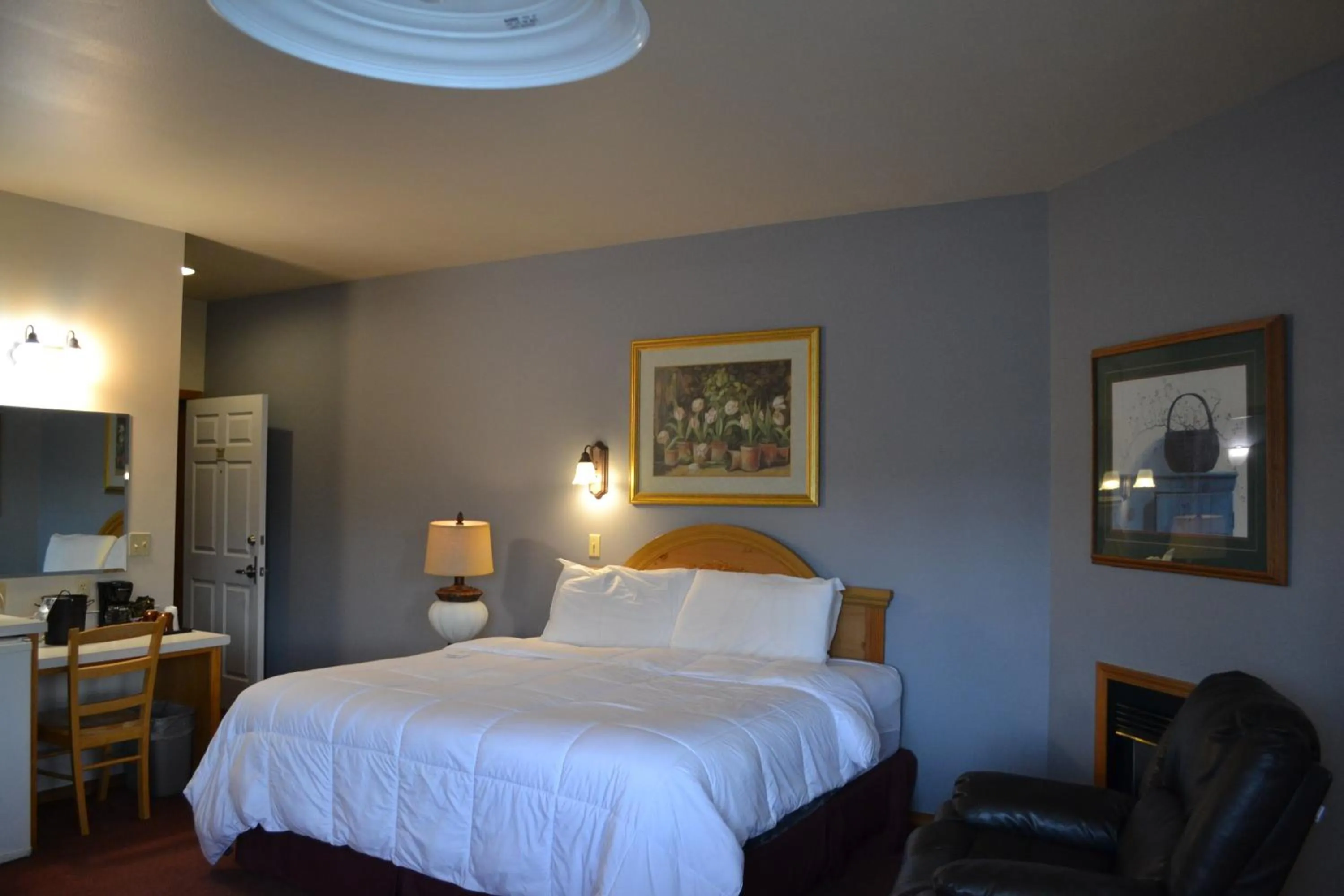 Bed in Anaco Bay Inn