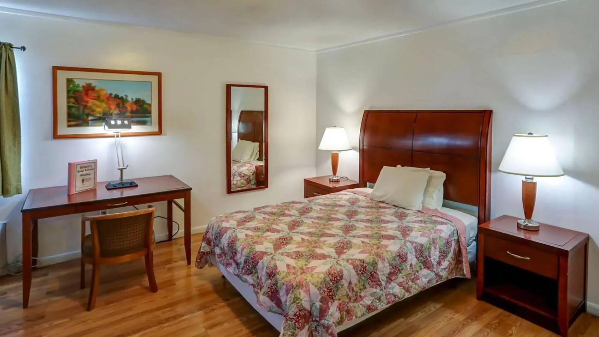 Queen Room in Richard's Hotel Queen Room in Richard's Hotel