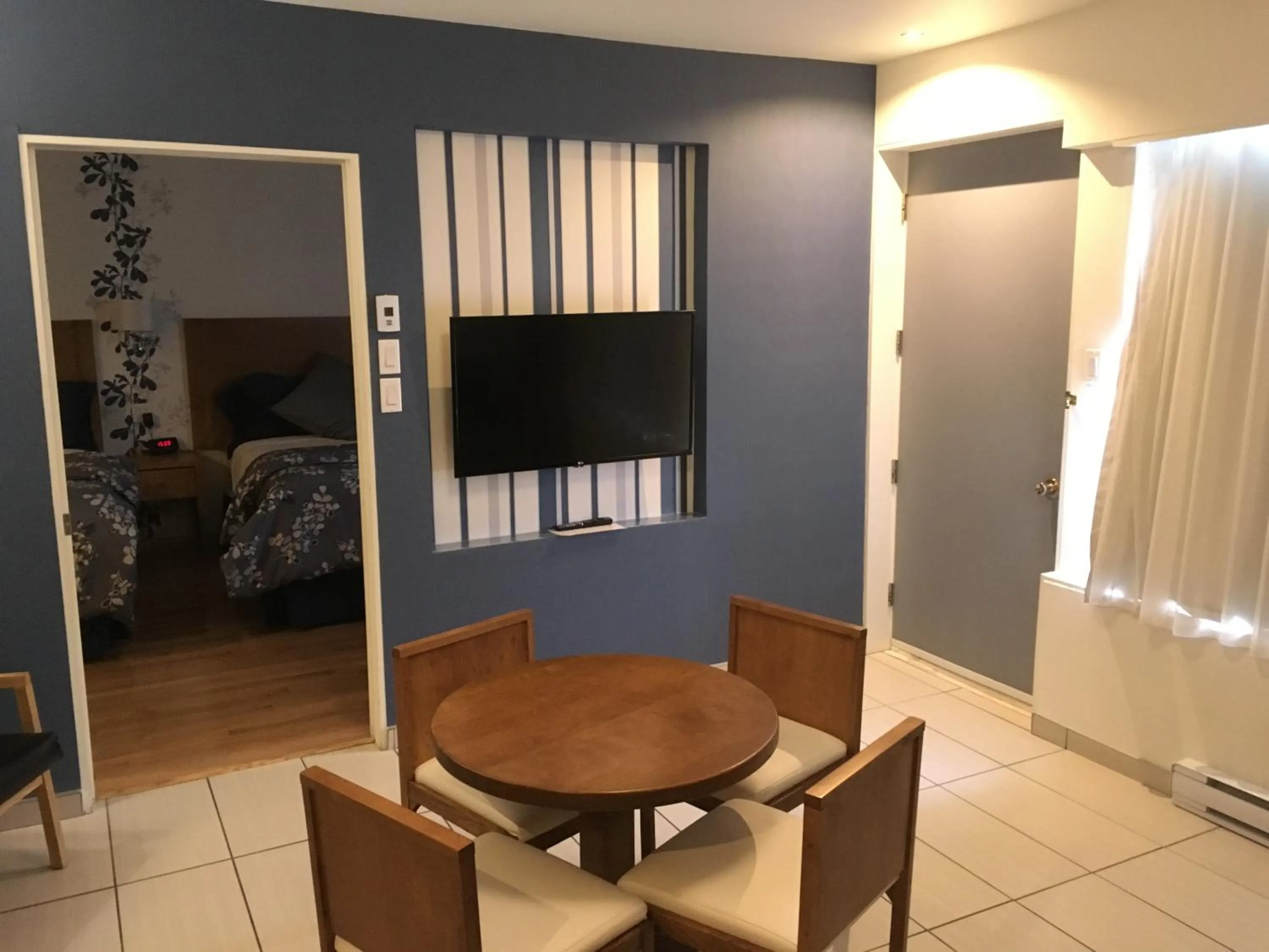 TV and multimedia in Motel Chute des Pères