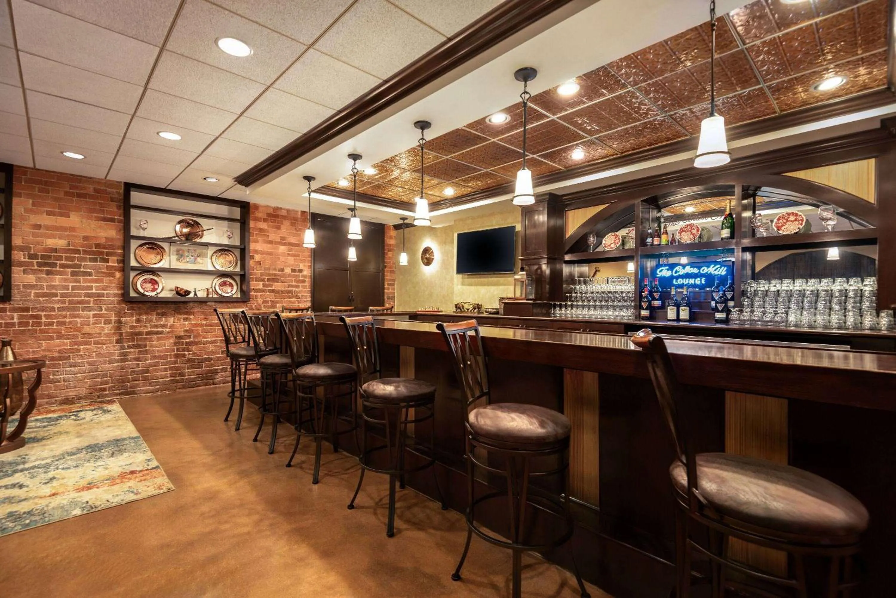 Lounge or bar in The Historic Brookstown Inn, Trademark Collection by Wyndham