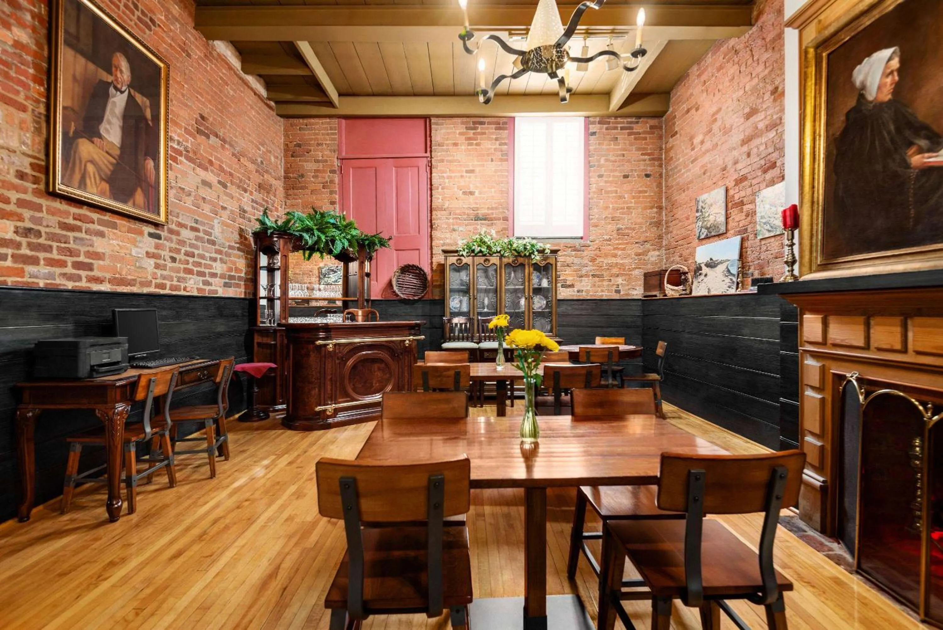 Lounge or bar in The Historic Brookstown Inn, Trademark Collection by Wyndham