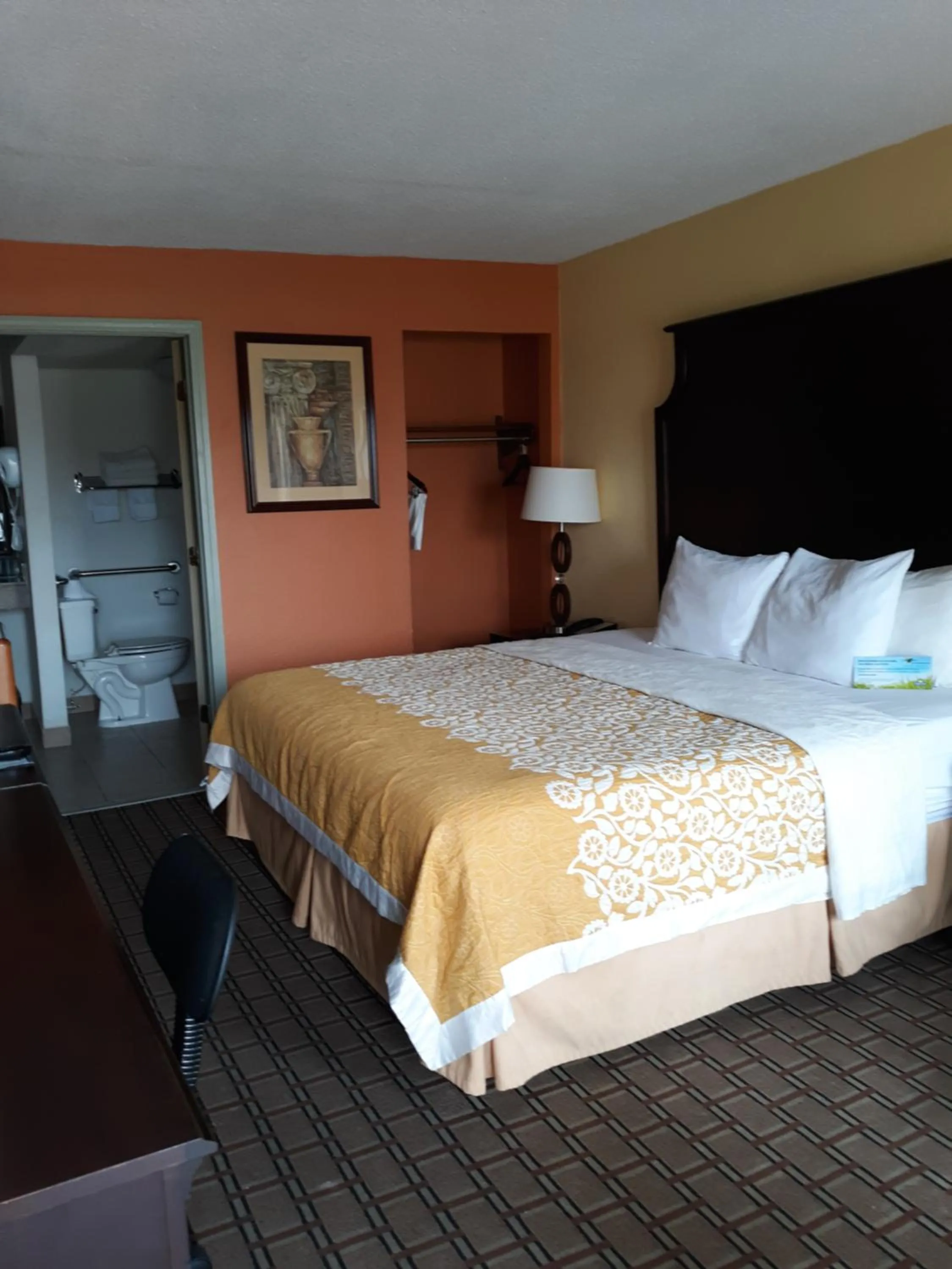 Bed in Days Inn by Wyndham Blytheville