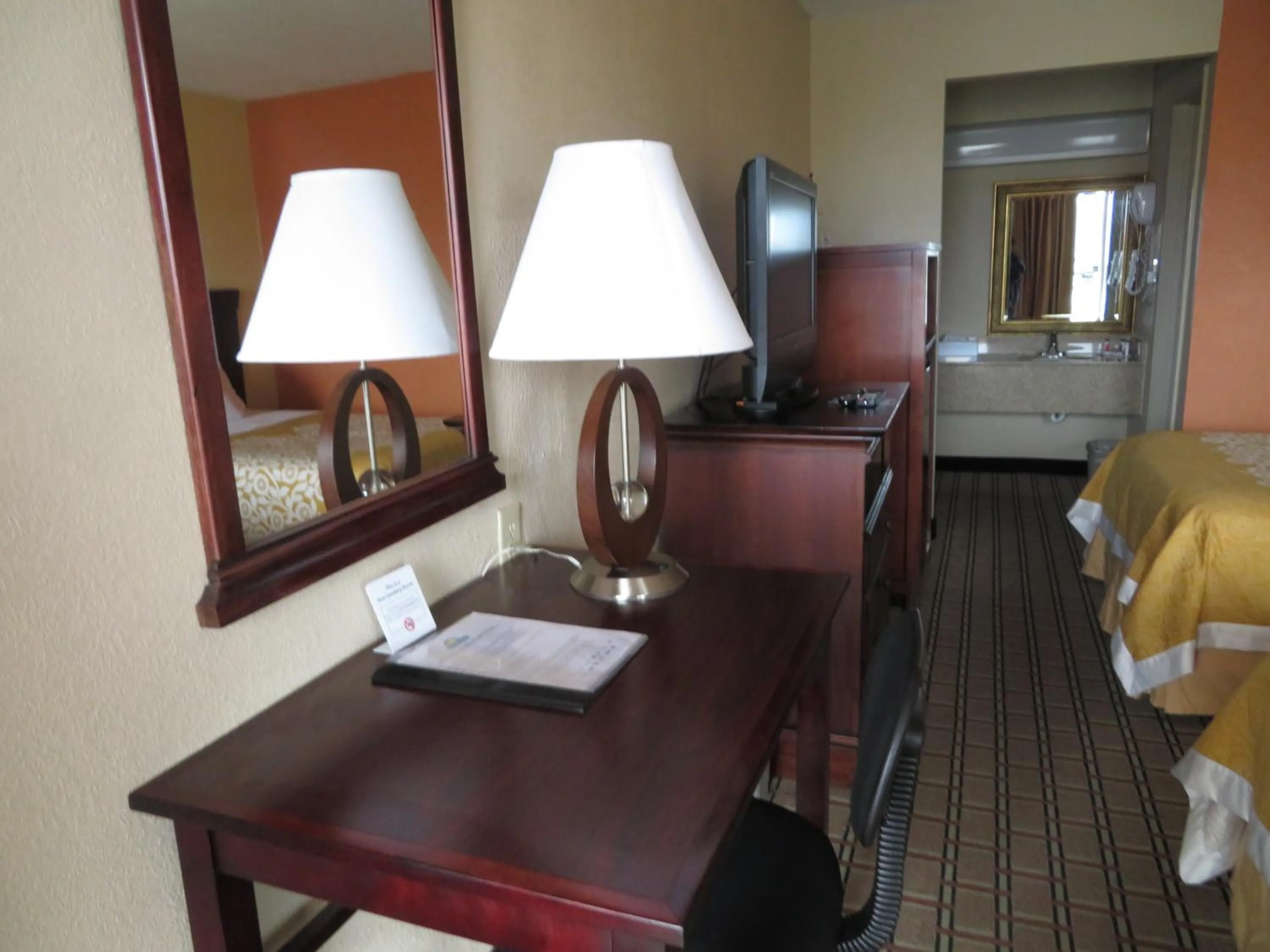 View (from property/room), Bed in Days Inn by Wyndham Blytheville