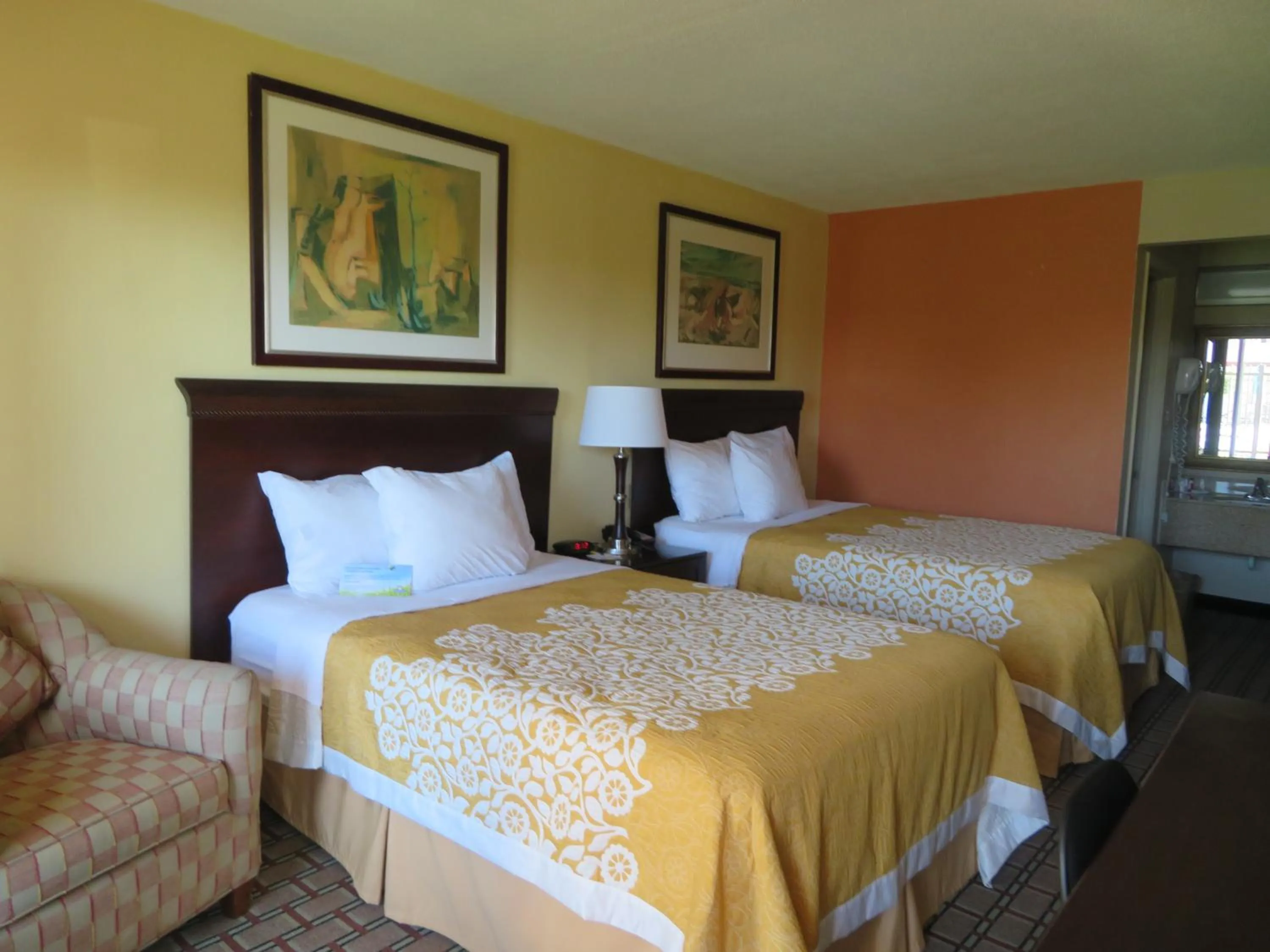 Bed in Days Inn by Wyndham Blytheville