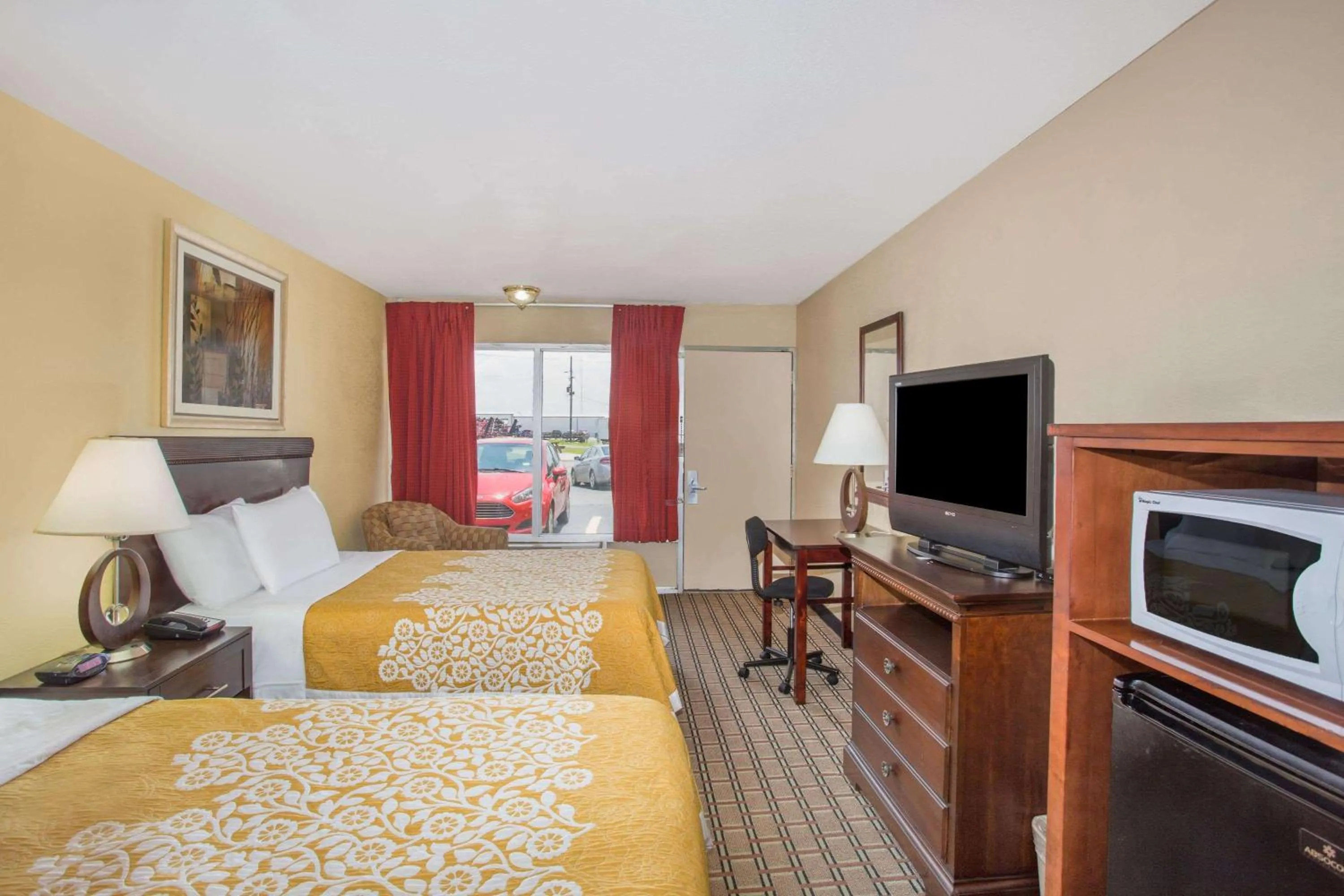 Photo of the whole room, Bed in Days Inn by Wyndham Blytheville