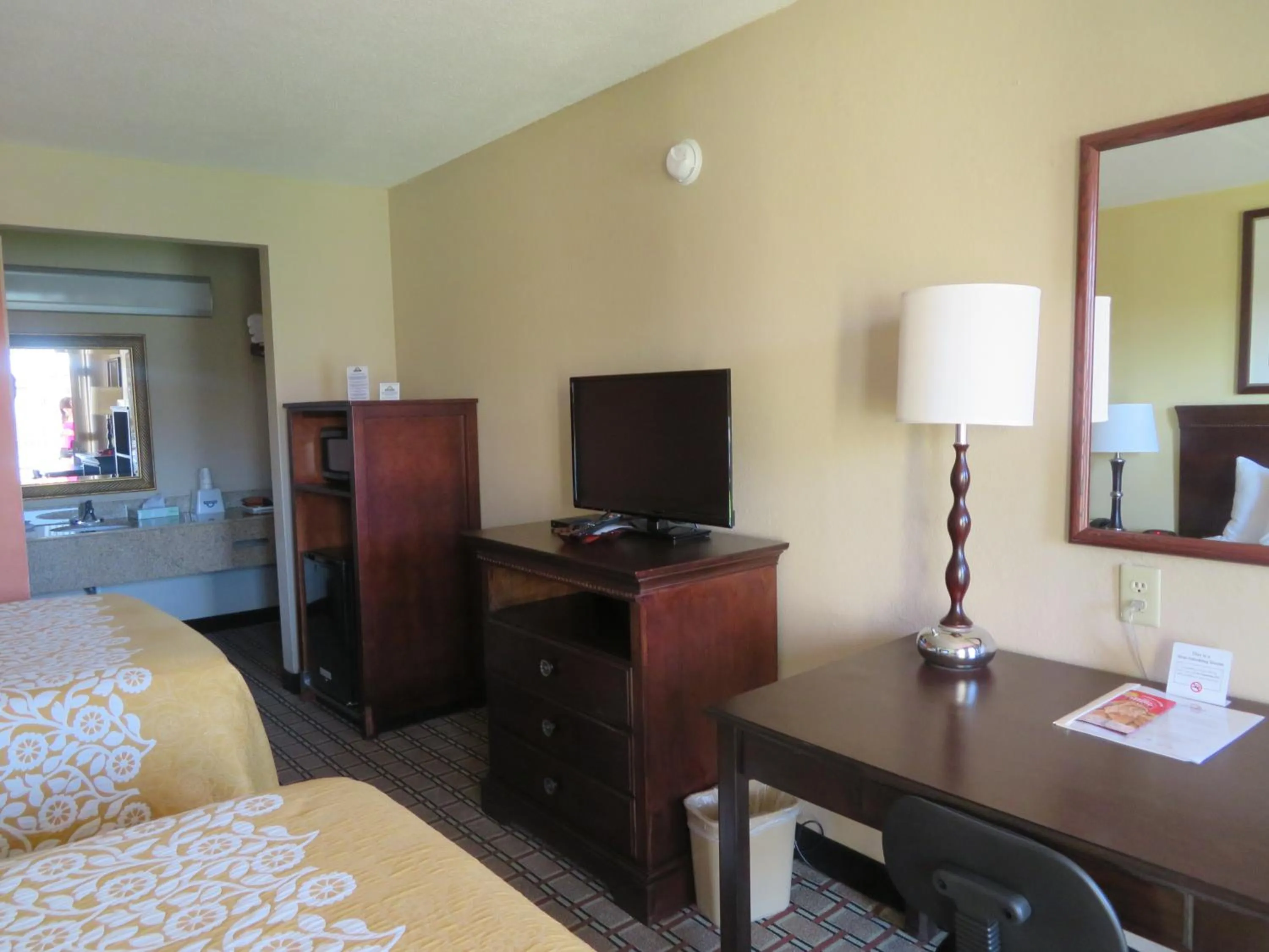 Restaurant/places to eat, Bed in Days Inn by Wyndham Blytheville