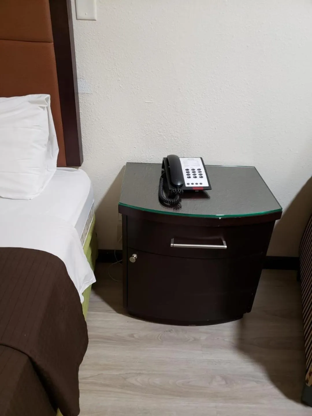 hair dresser, Bed in Value Inn & Suites Salina