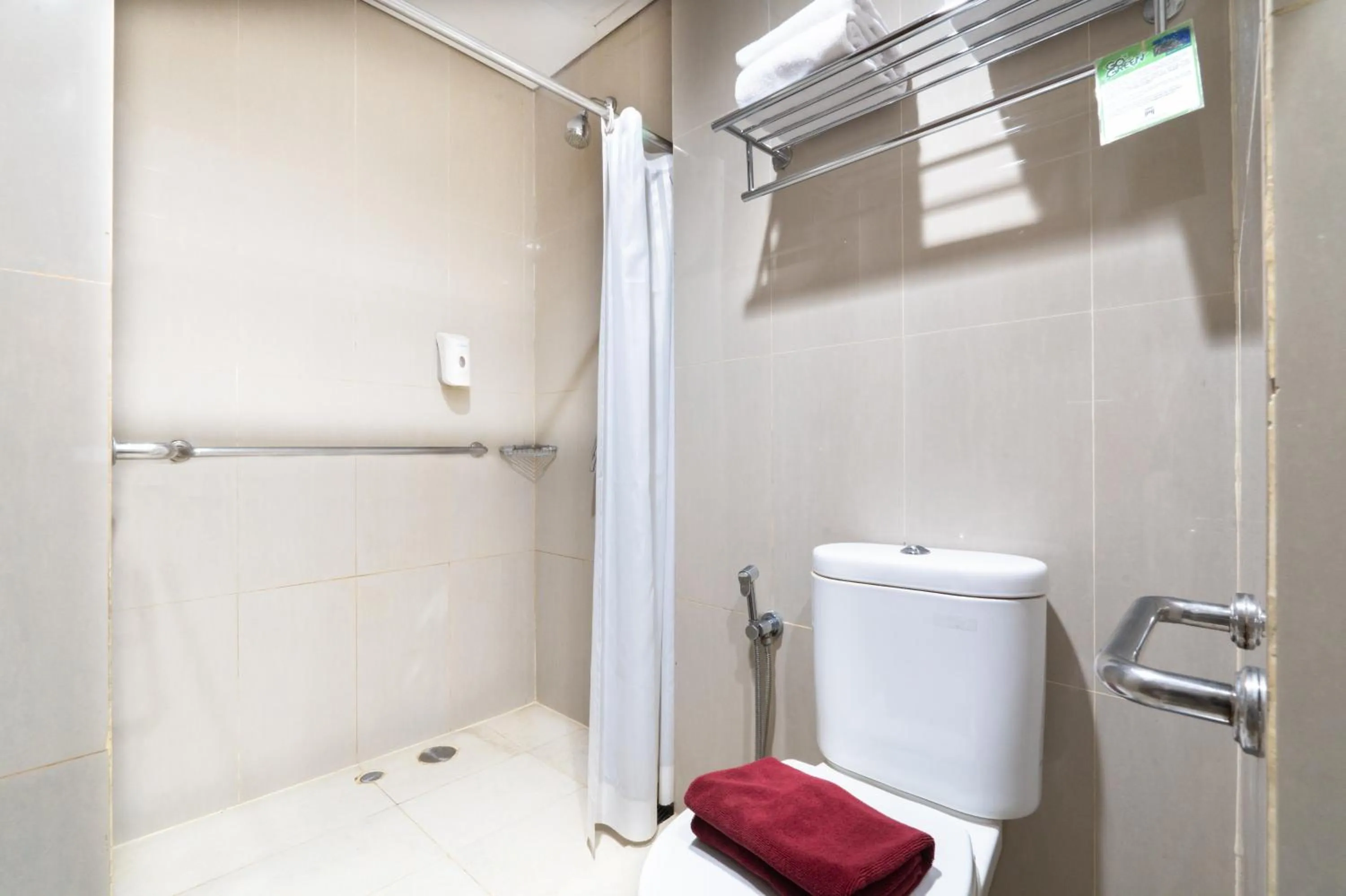 Shower in Atrium Premiere Hotel Yogyakarta Ambarukmo