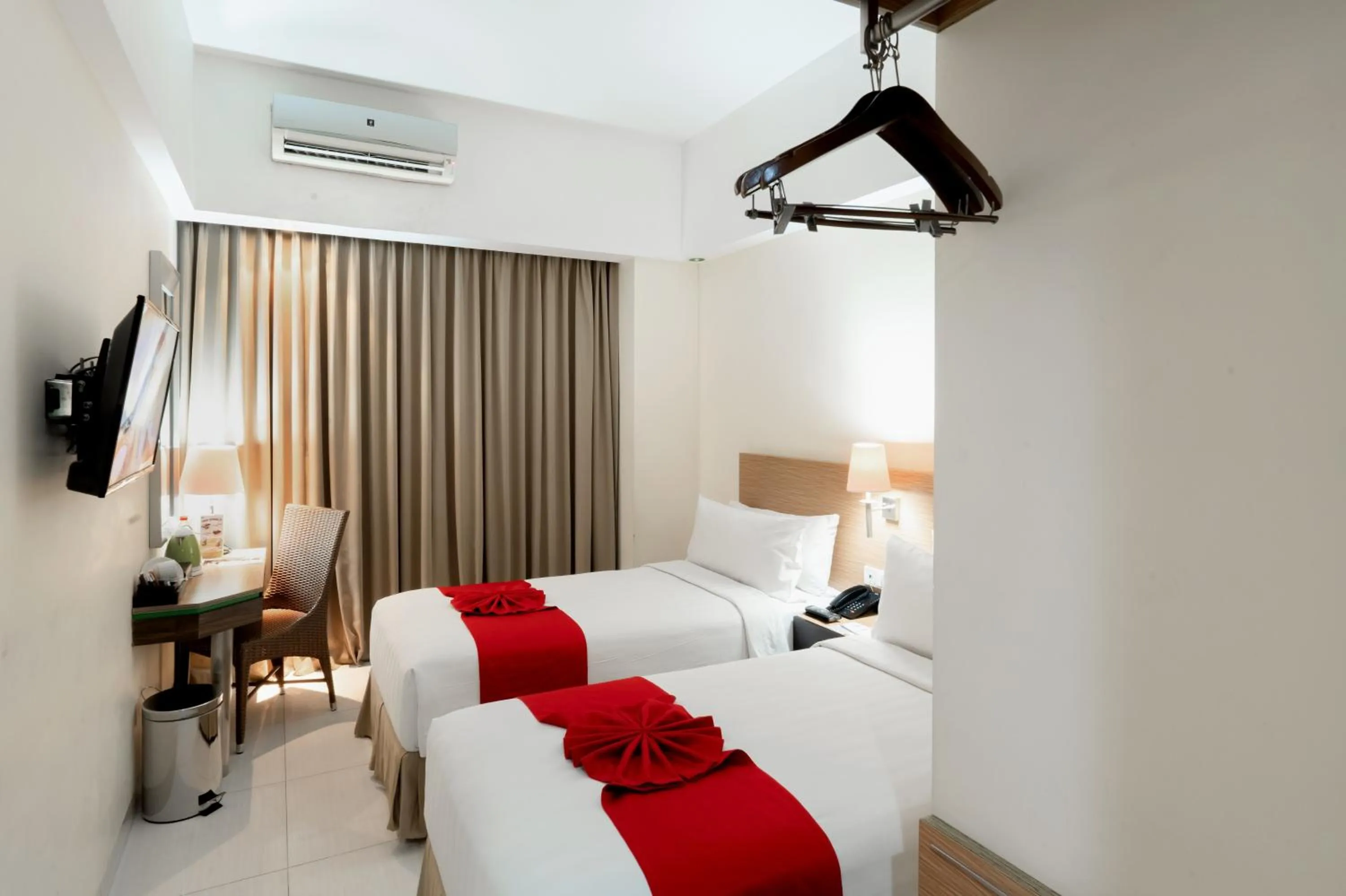 Bed in Atrium Premiere Hotel Yogyakarta Ambarukmo