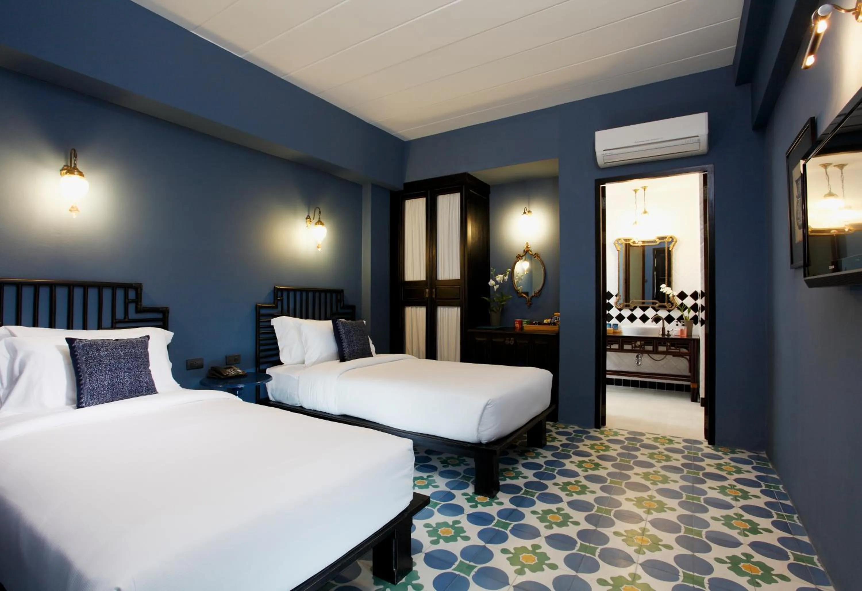 Photo of the whole room, Bed in Baan Chart