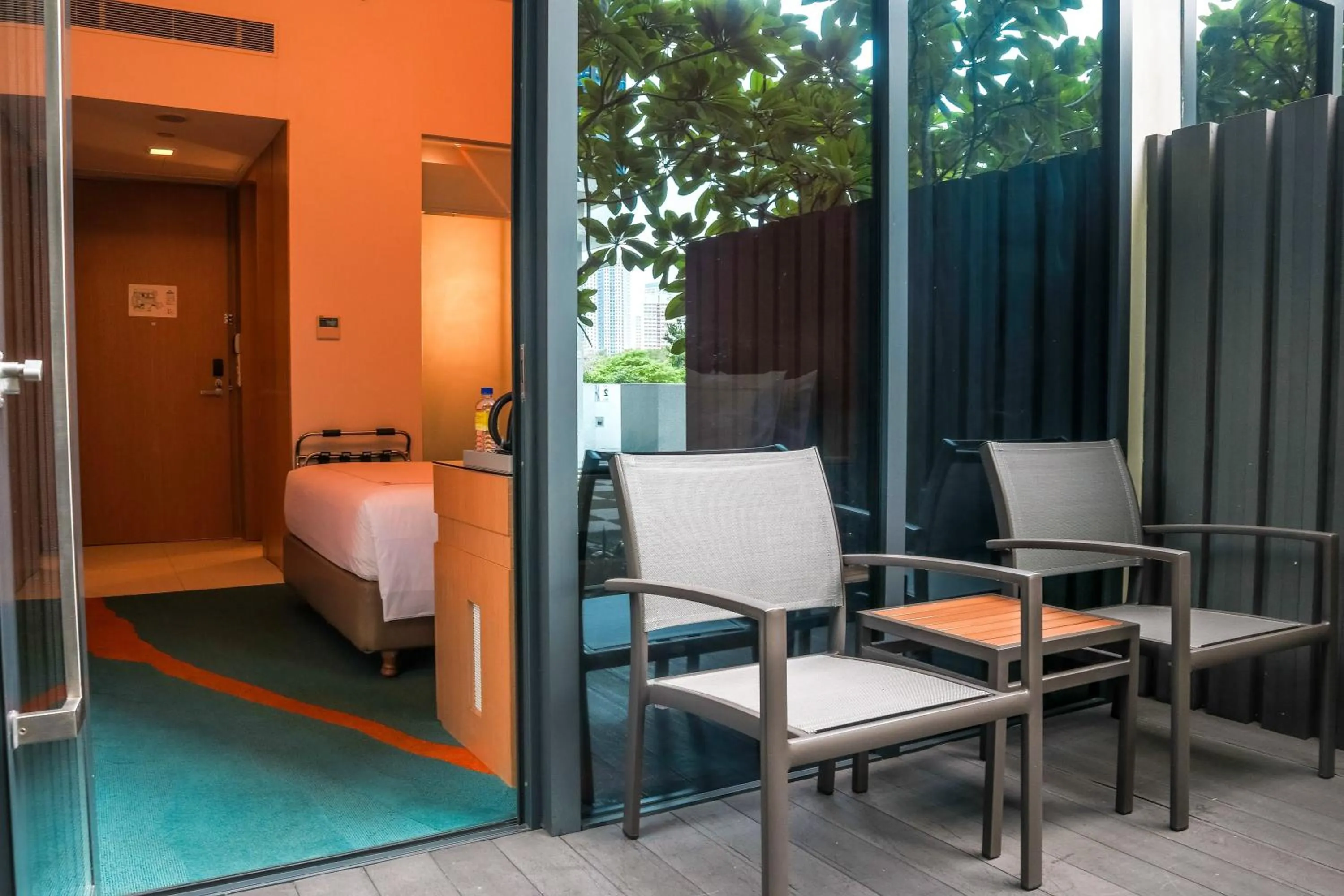 Bed, Seating Area in Days Hotel by Wyndham Singapore at Zhongshan Park