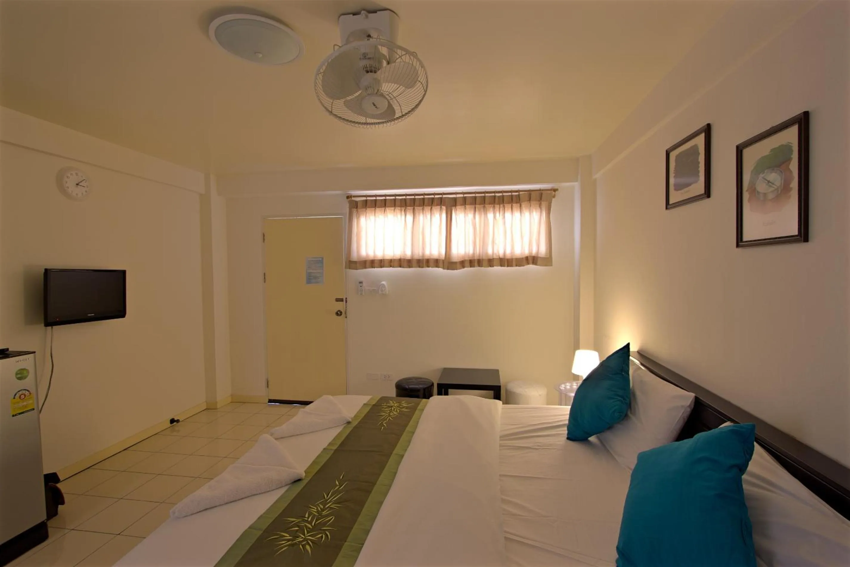 Photo of the whole room, Bed in Charn Residence