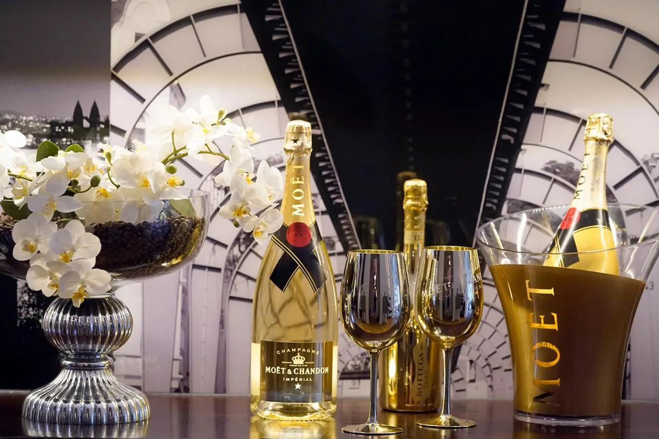 Restaurant/places to eat in Park Villa Hotel