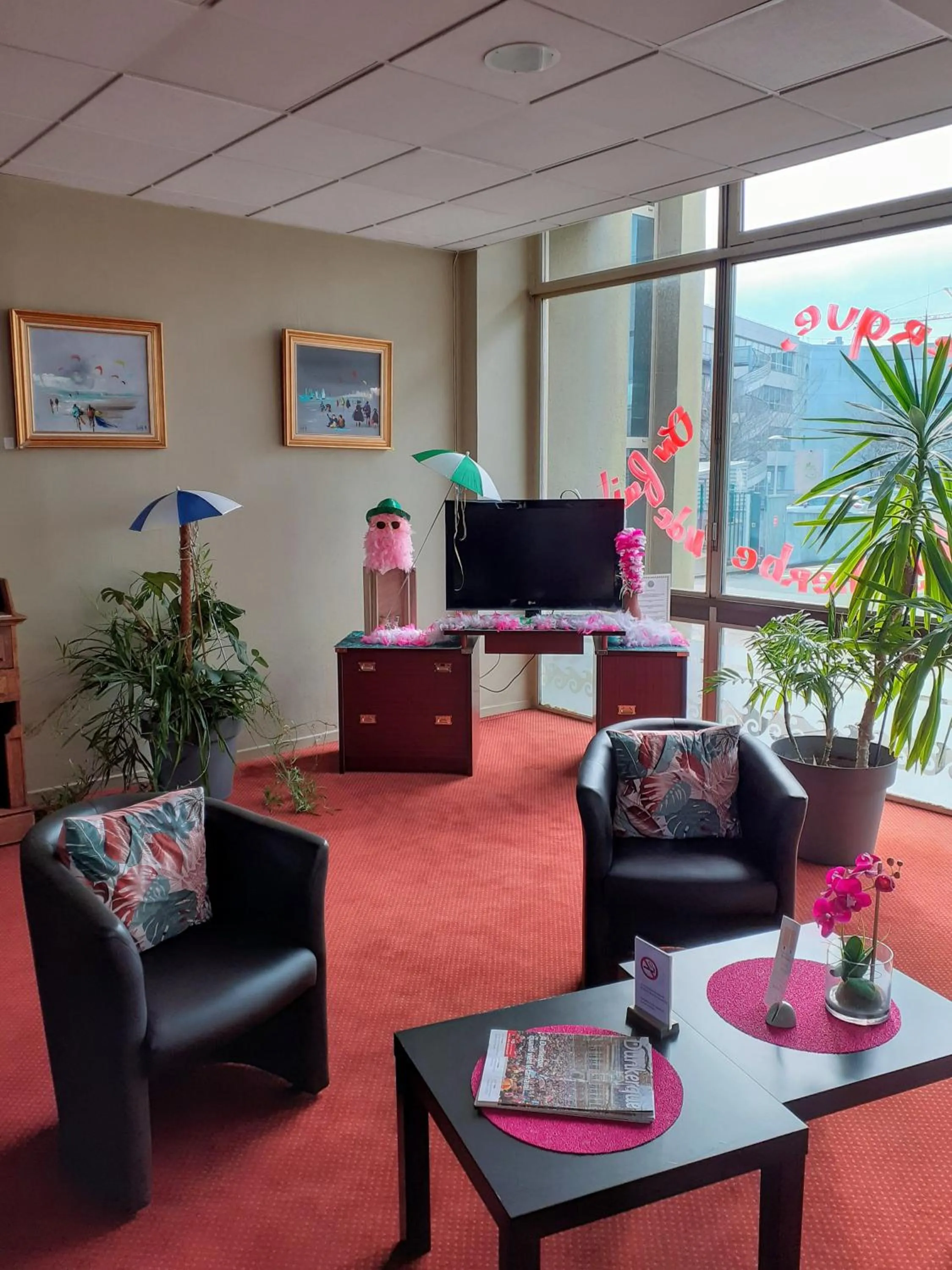 Communal lounge/ TV room in Hôtel Les Gens De Mer Dunkerque by Popinns
