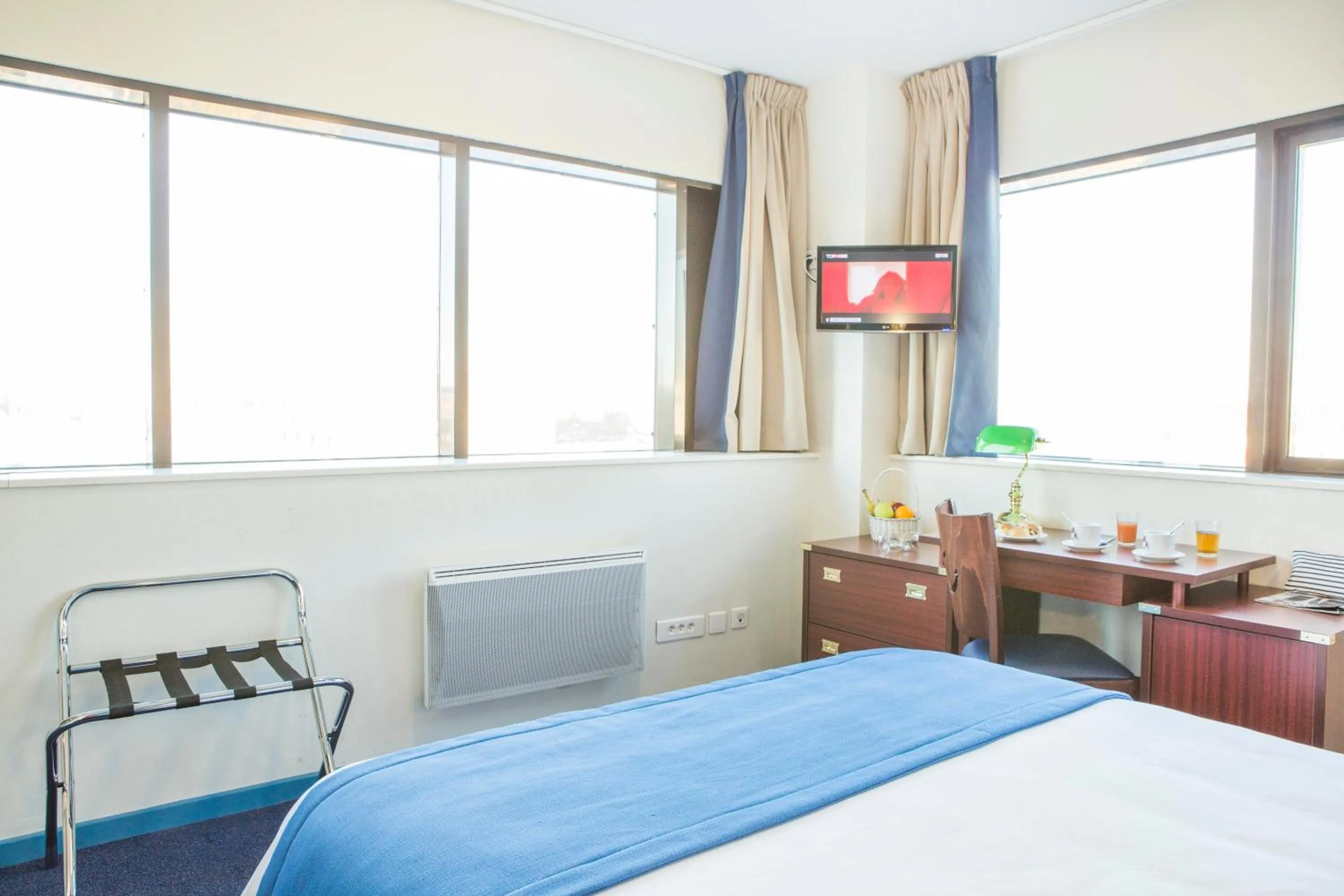 Photo of the whole room, Bed in Hôtel Les Gens De Mer Dunkerque by Popinns